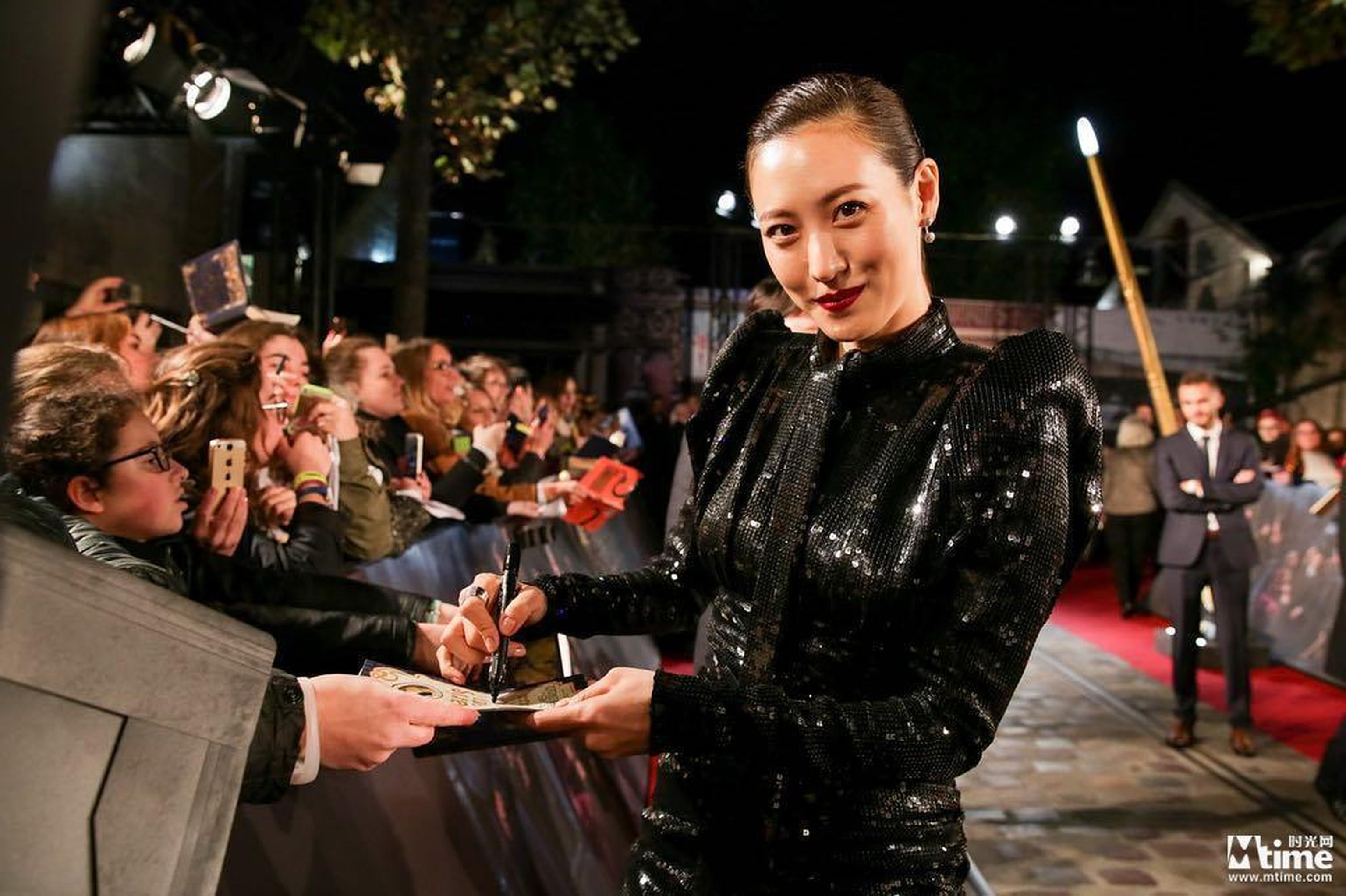 她扮演的“纳吉尼”是一位身中诅咒的兽人，在《哈利·波特》时代化身为伏地魔寄存魂器的巨蟒