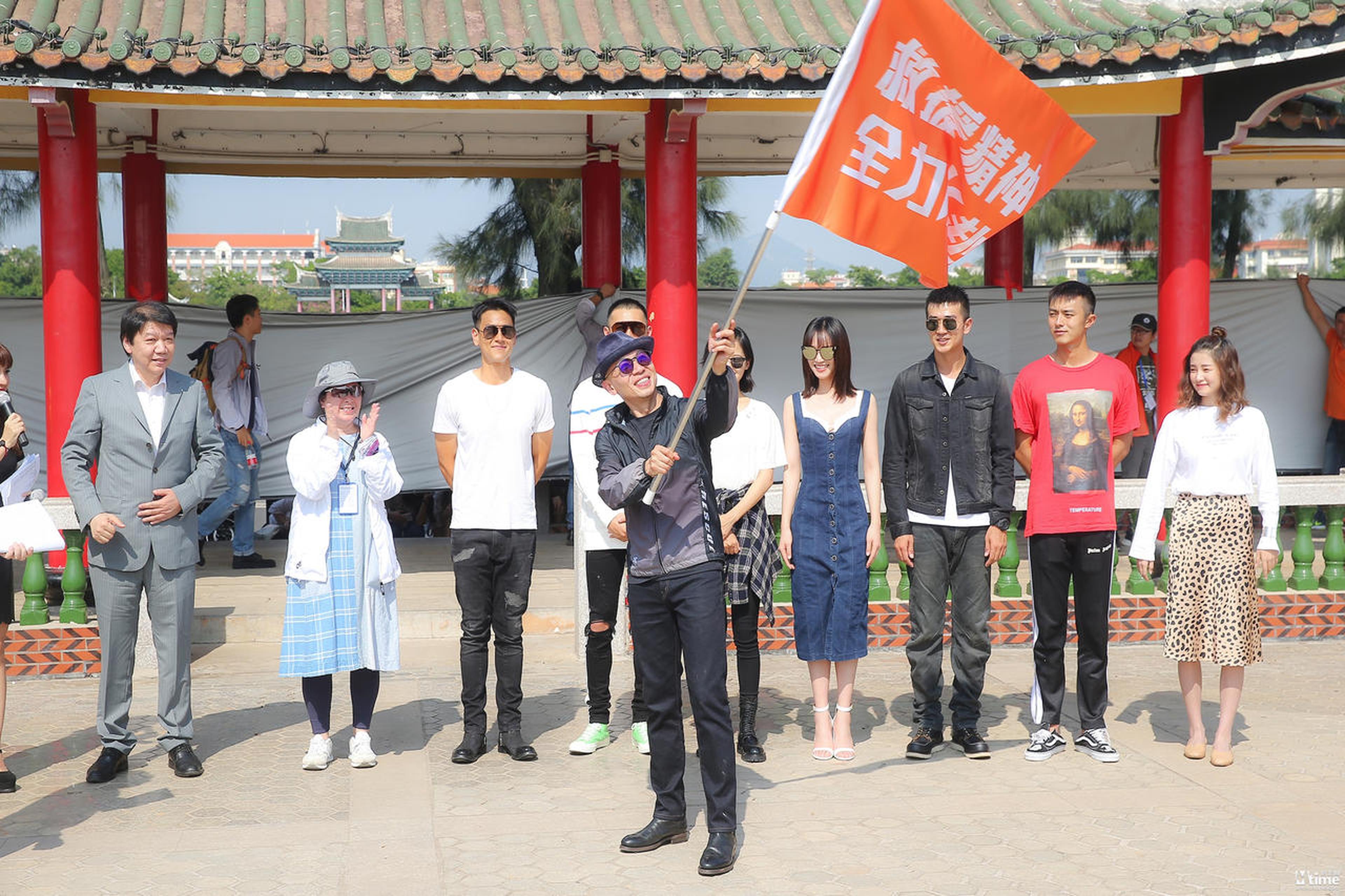 导演挥旗图