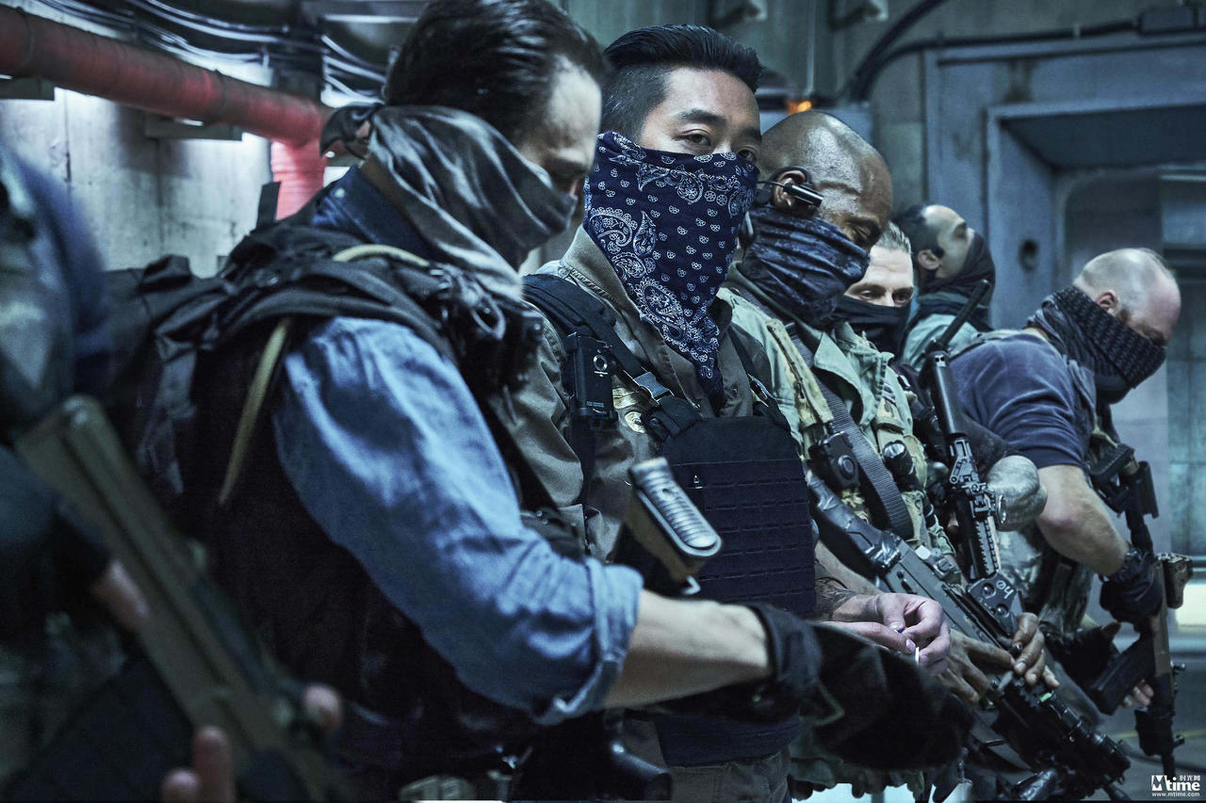 《绝地隧战》剧照：雇佣兵小队执行任务