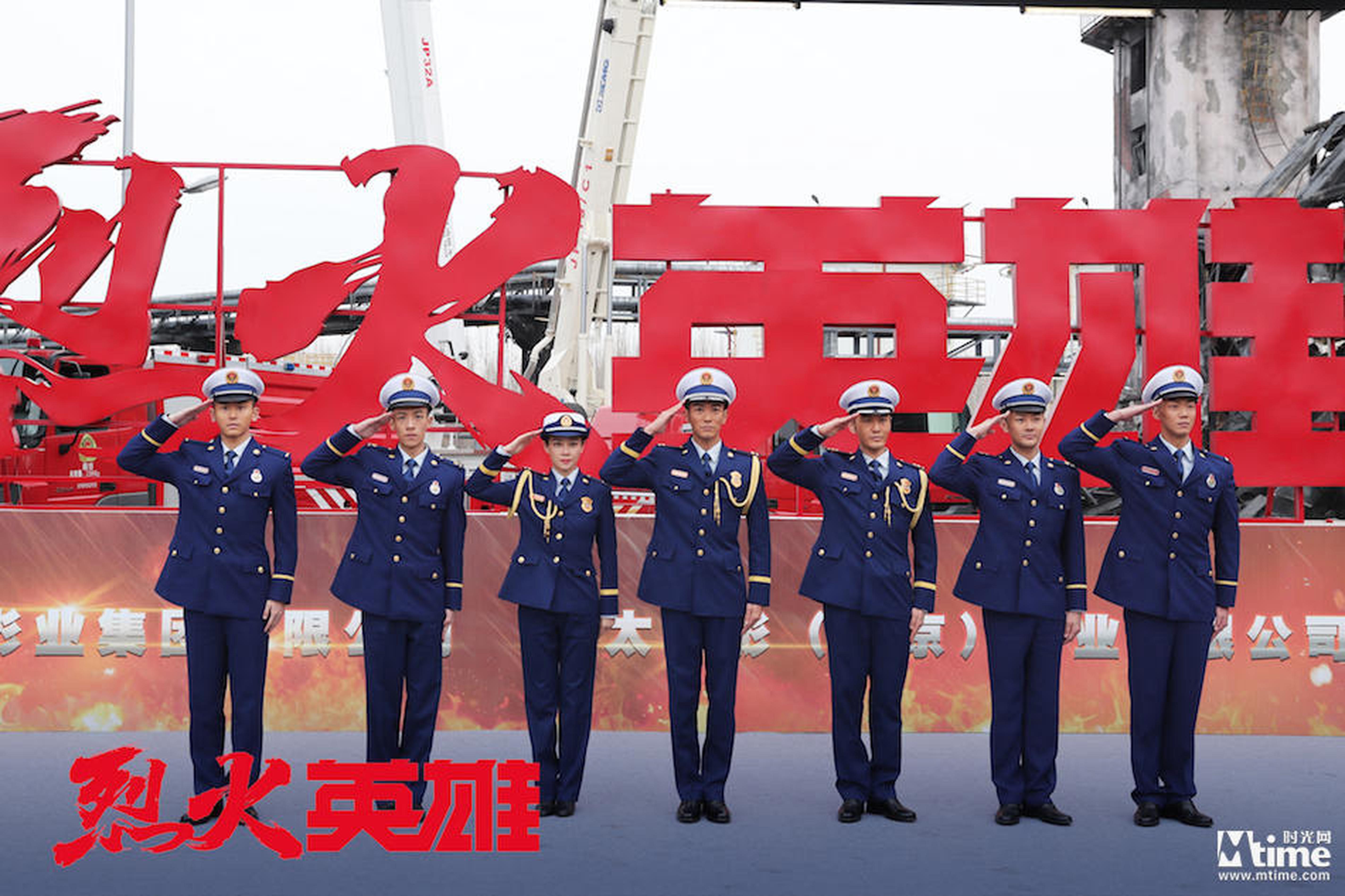 黄晓明杜江等主演身着制服敬礼