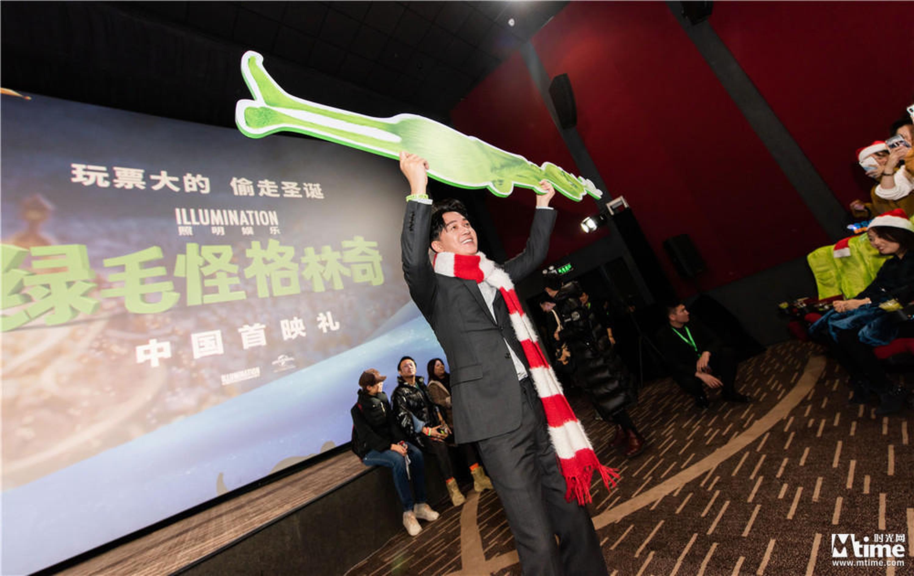 潘粤明兴奋地举起格林奇立牌