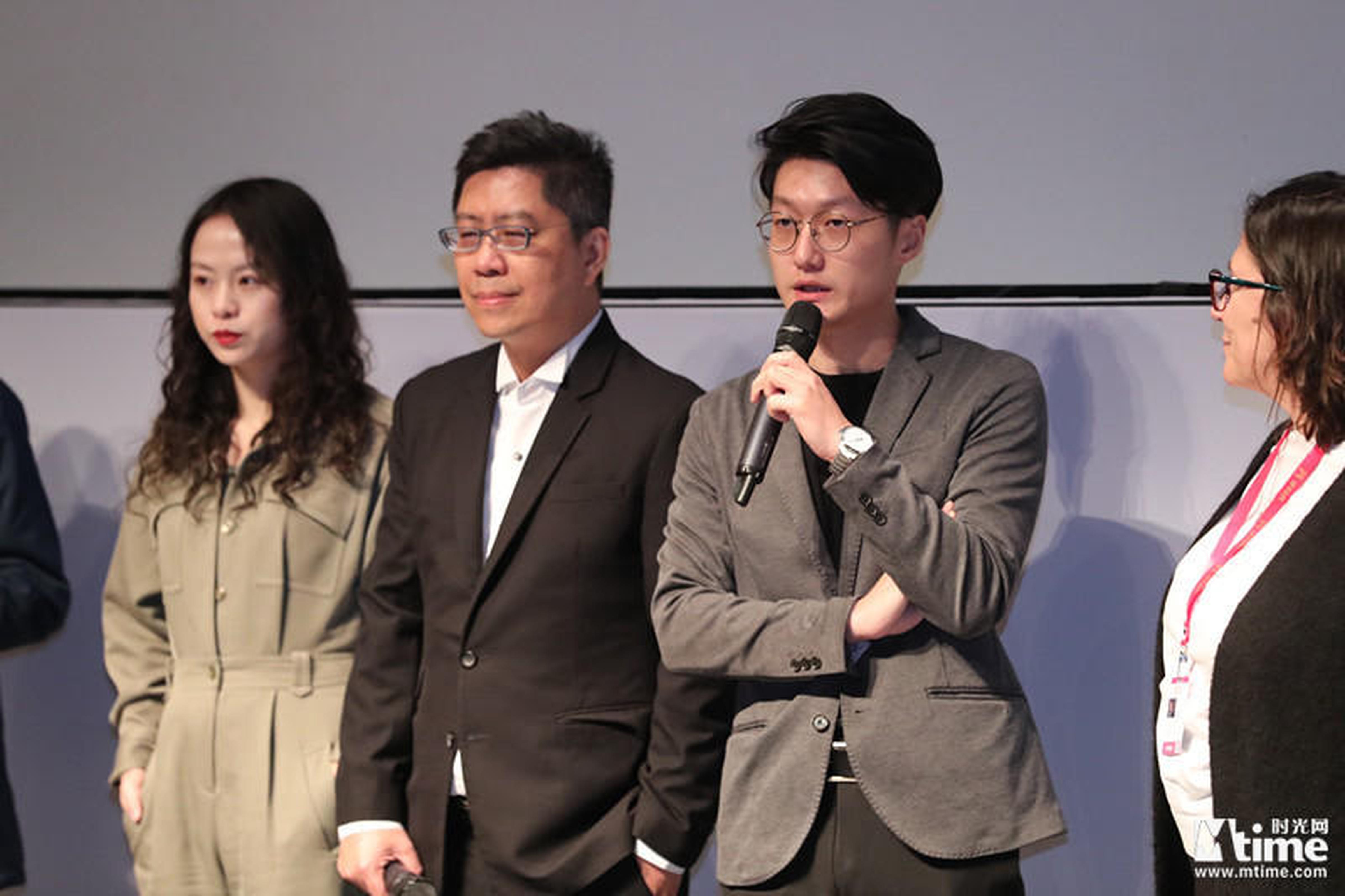 《郊区的鸟》剧组亮相