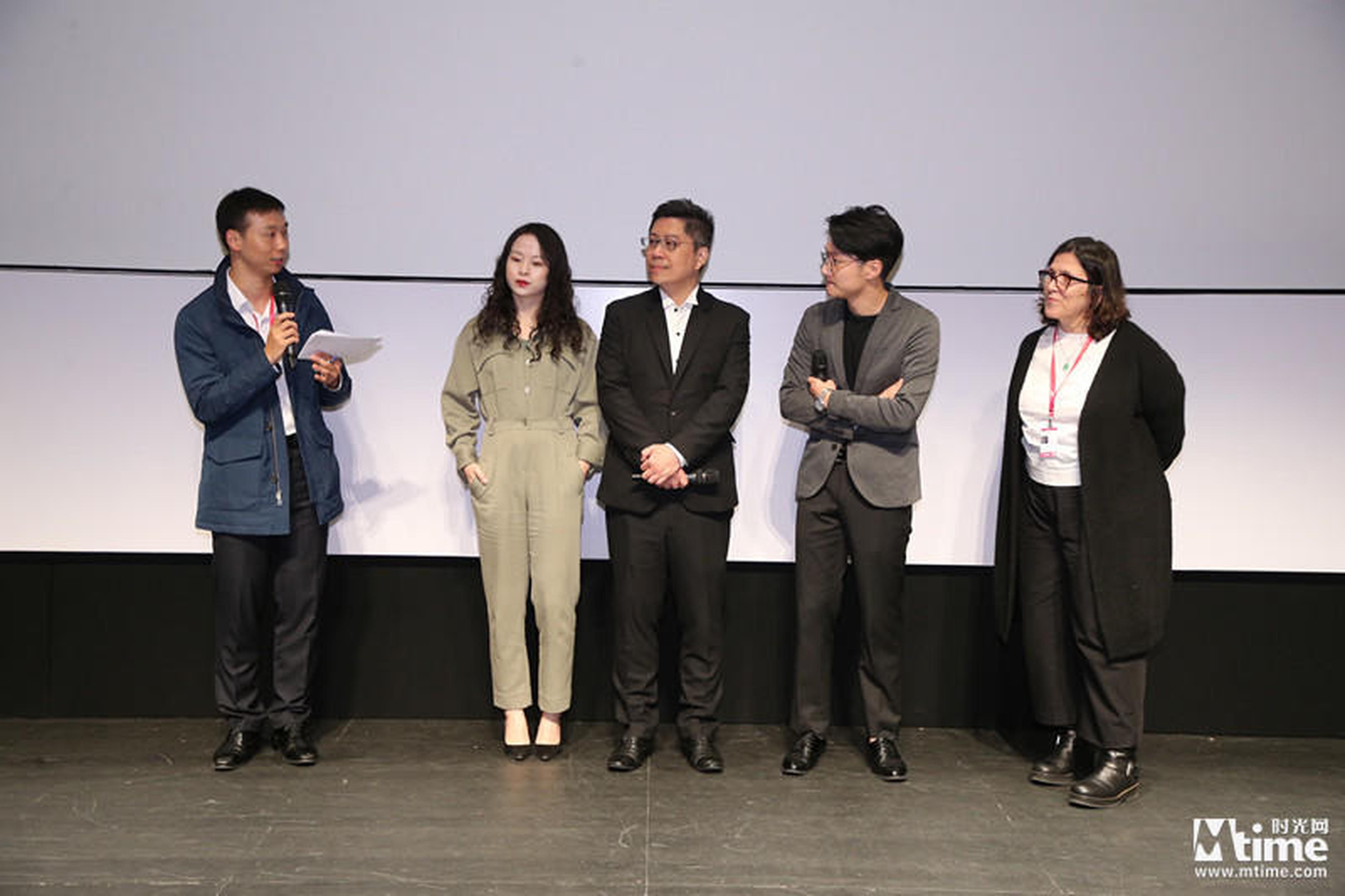 《郊区的鸟》剧组亮相