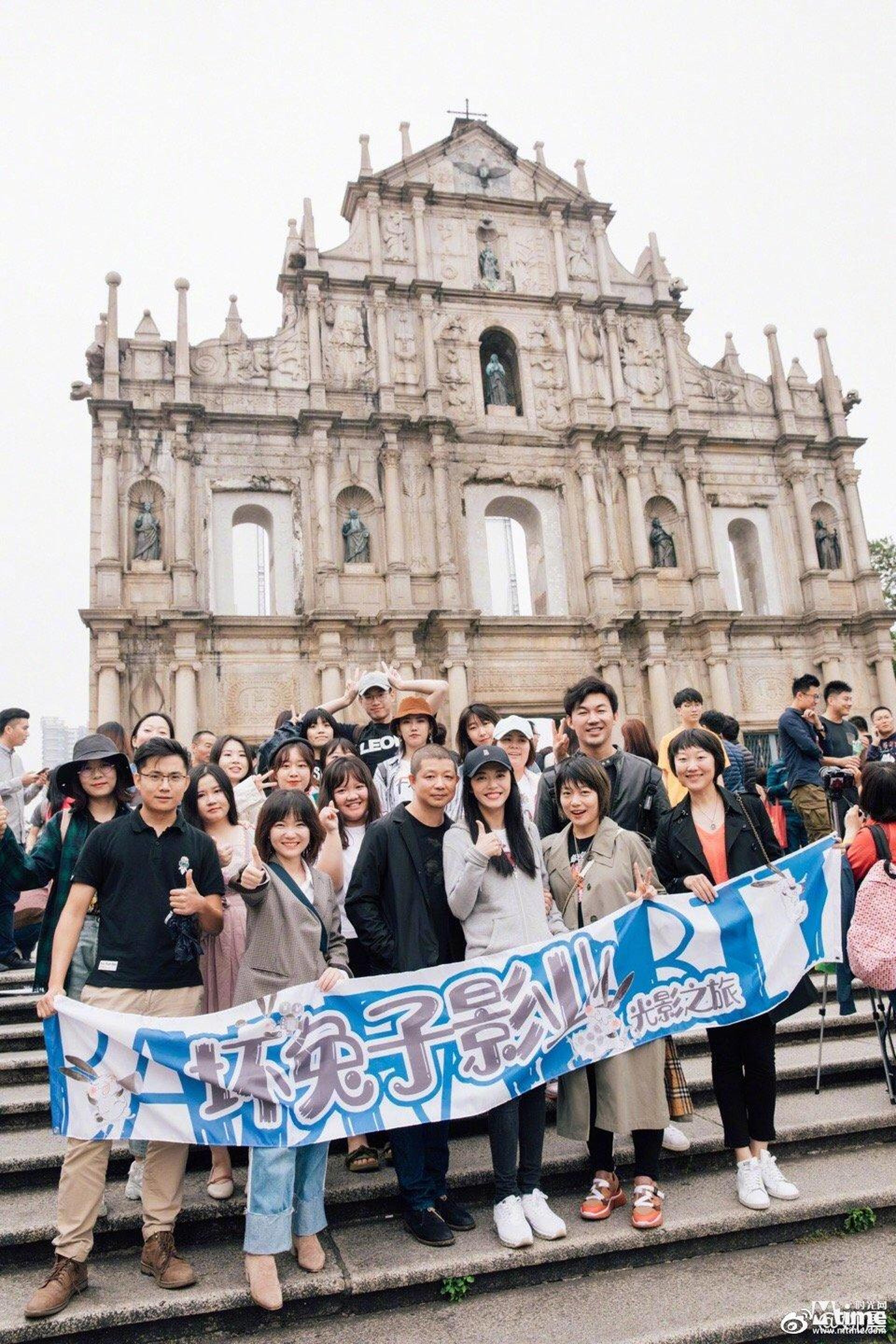 姚晨携丈夫曹郁及团队成员畅游澳门