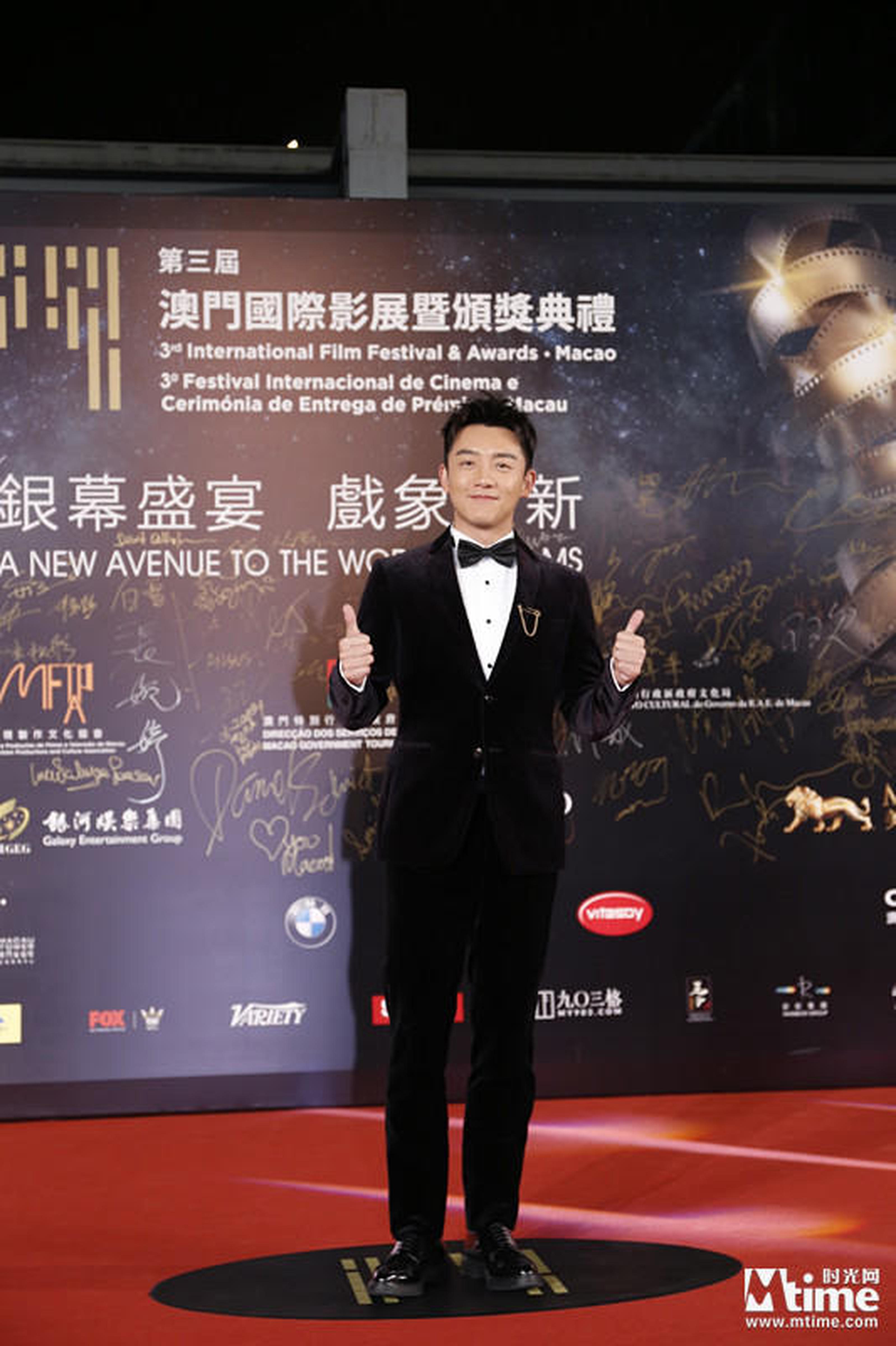 郑恺亮相红毯