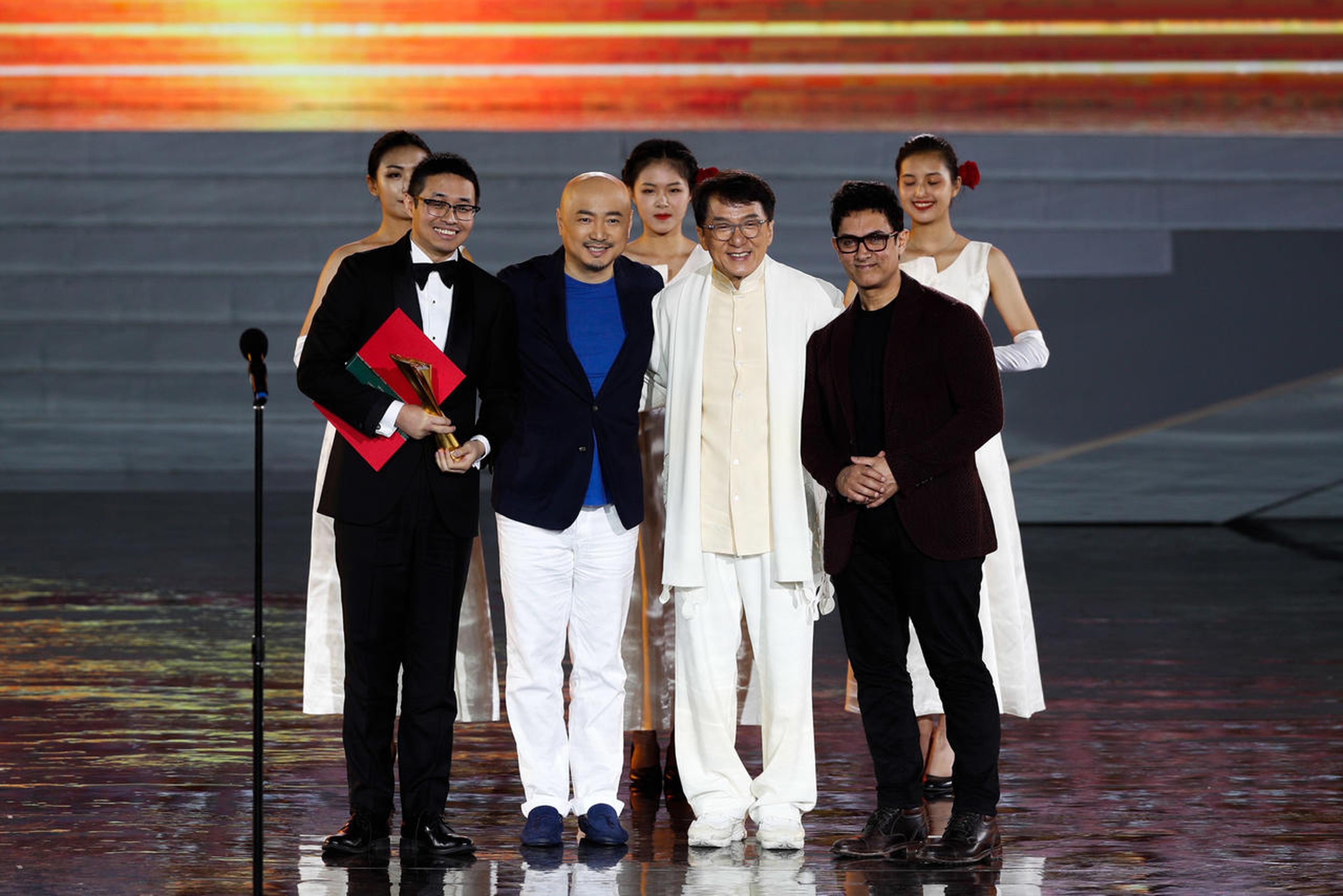 成龙与阿米尔汗为徐峥与文牧野颁发“年度导演”与“年度影片”的荣誉