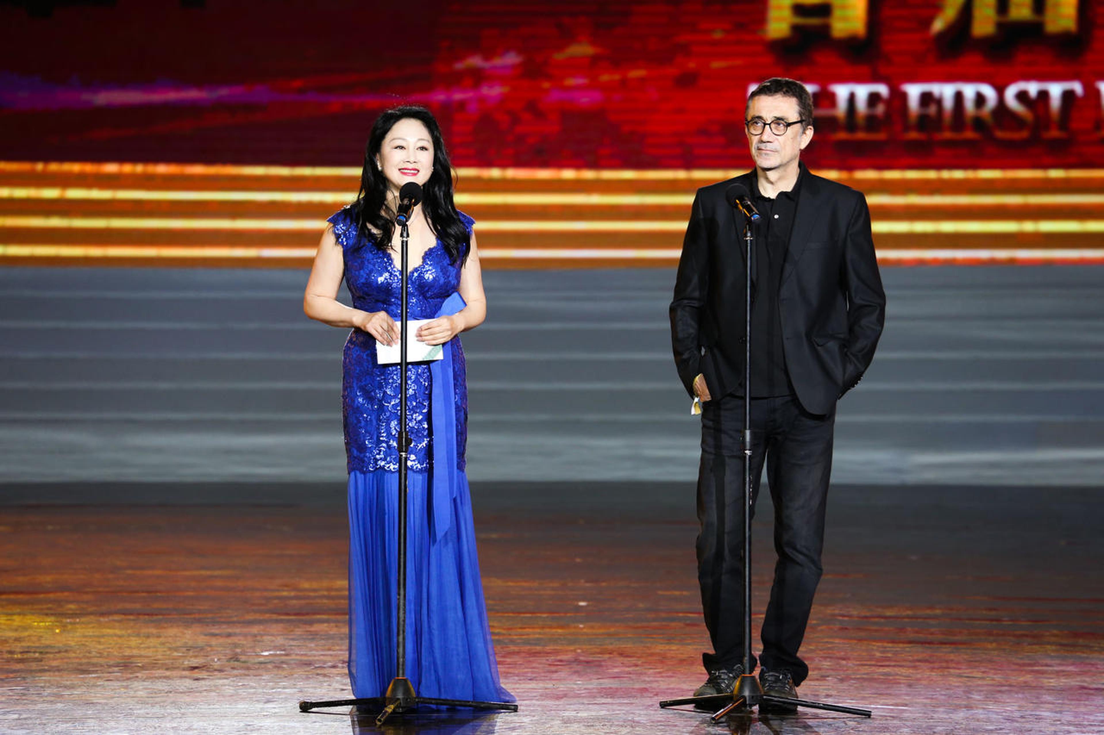 王姬与锡兰导演（认识她的人有些暴露年龄）