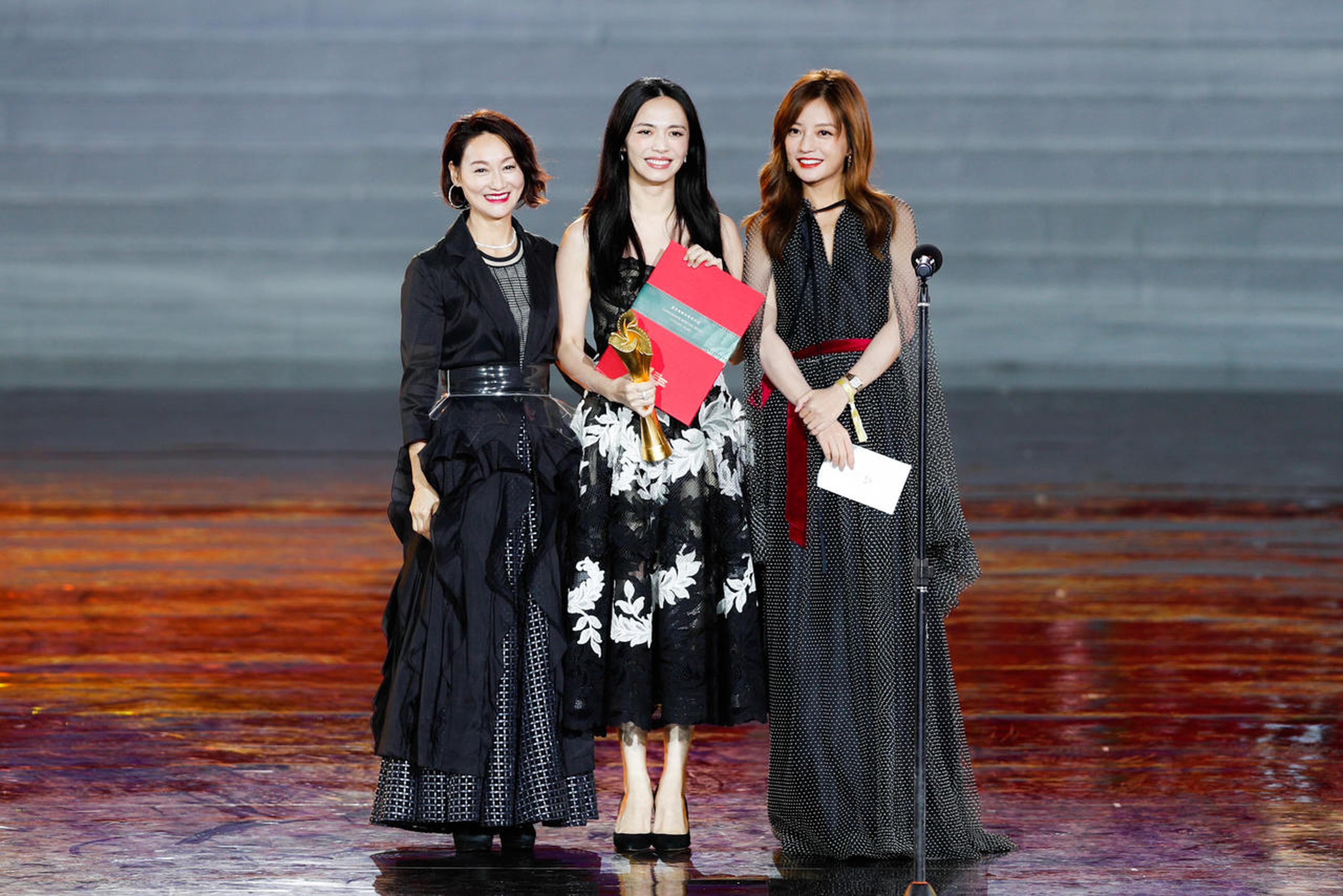 惠英红与赵薇为姚晨颁发“年度女演员”荣誉