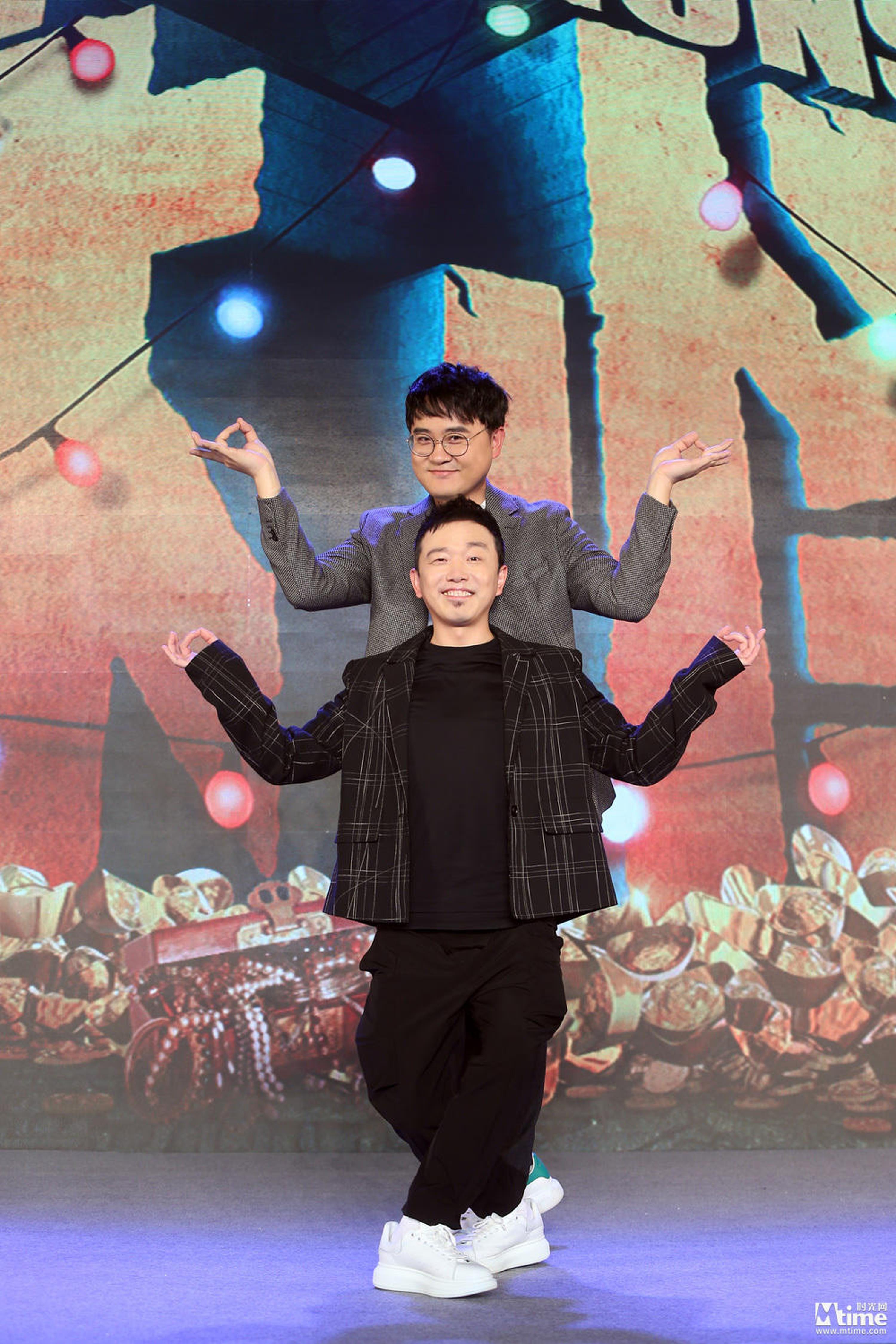 孔连顺、潘斌龙发布会现场重现片中舞蹈pose