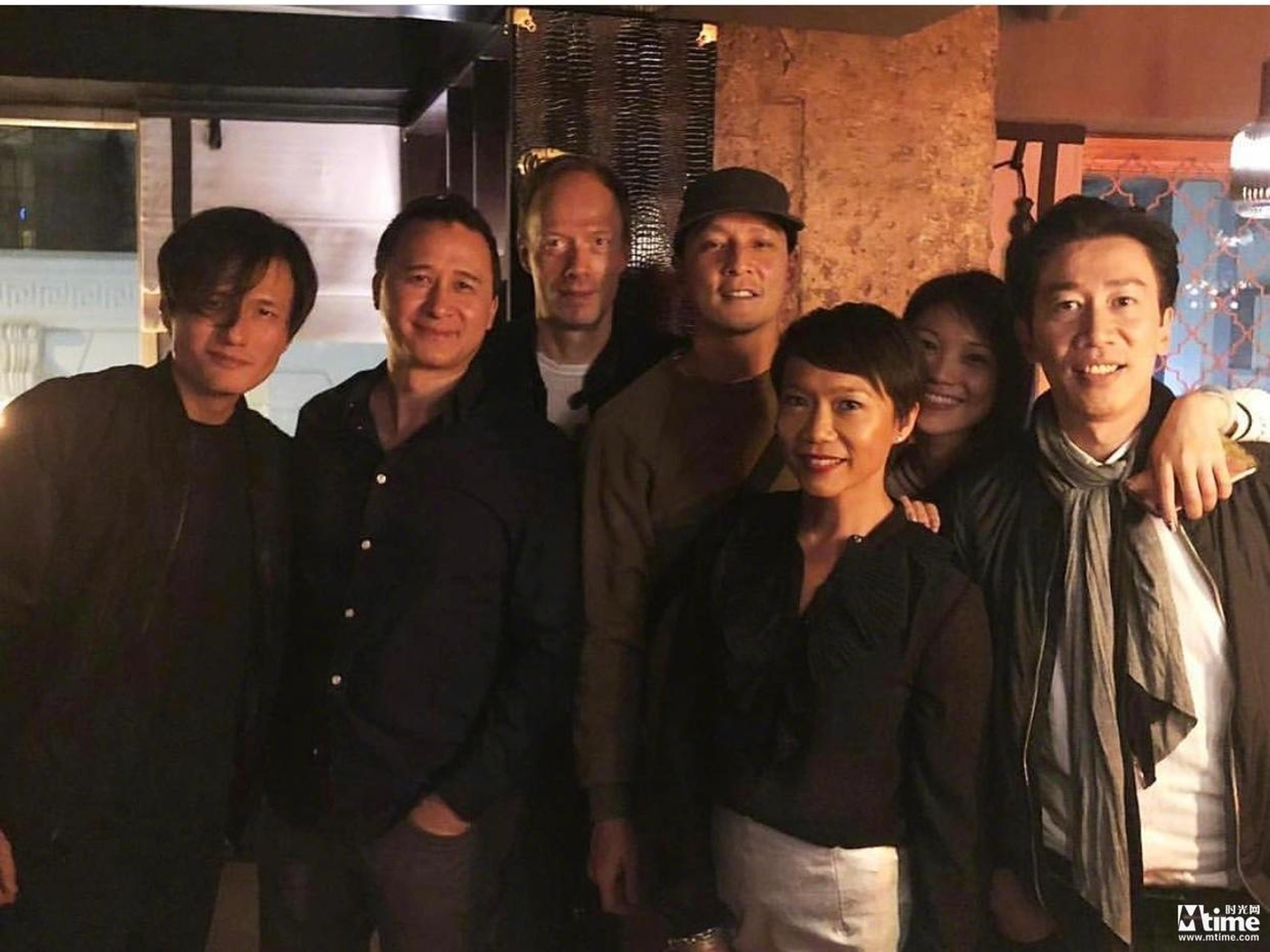 吴彦祖晒和友人合影