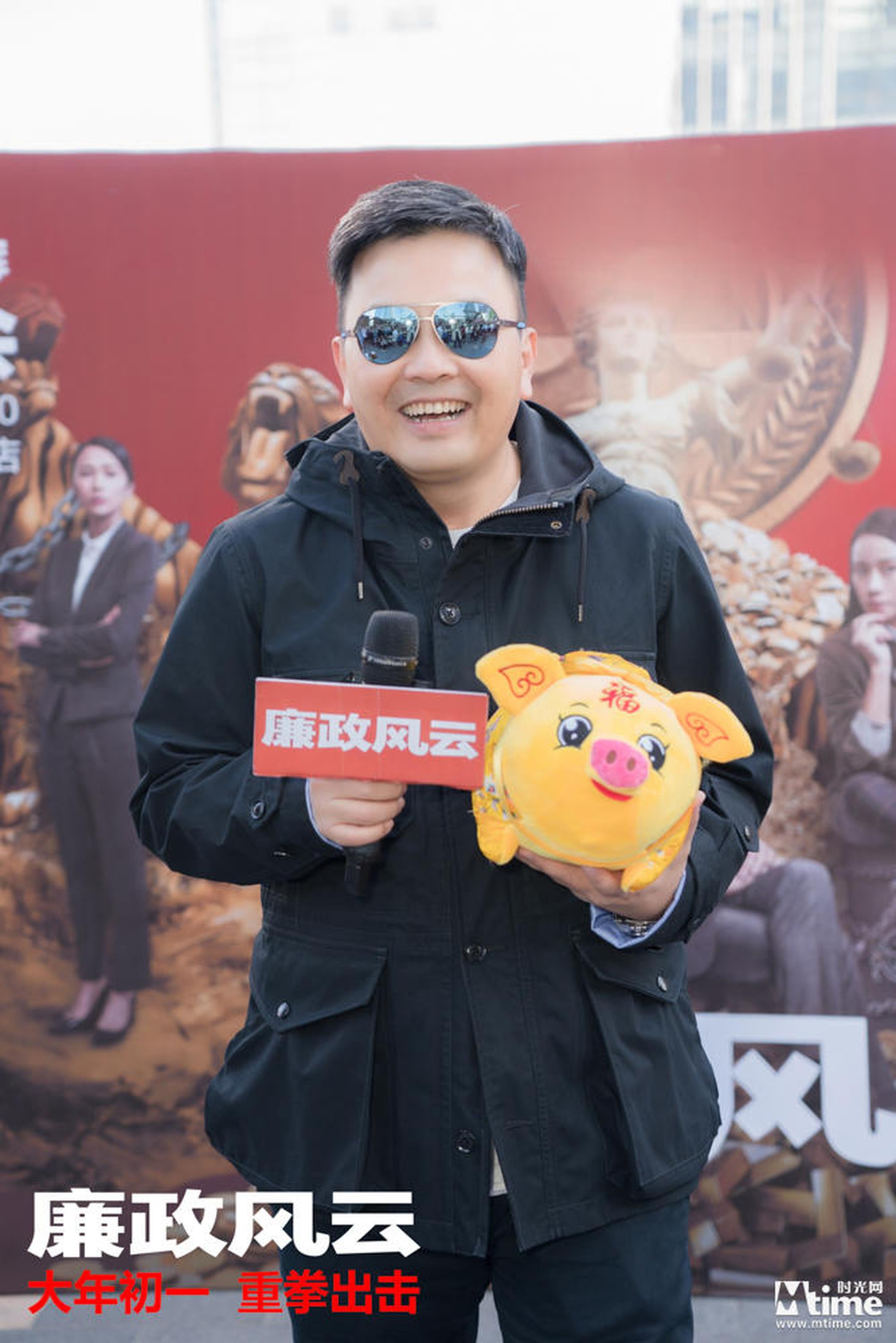 麦兆辉导演手拿送福金猪