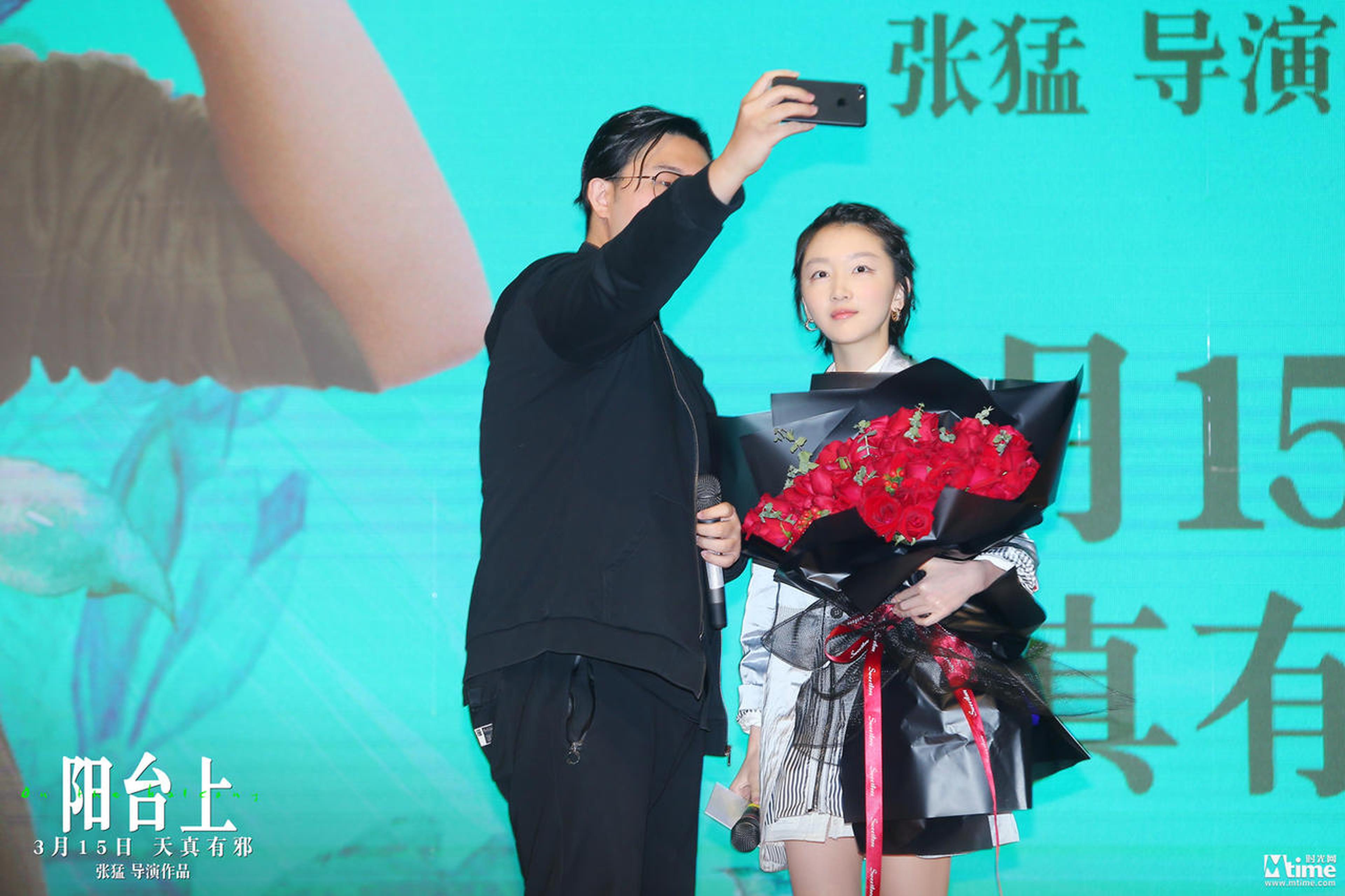 与粉丝合影