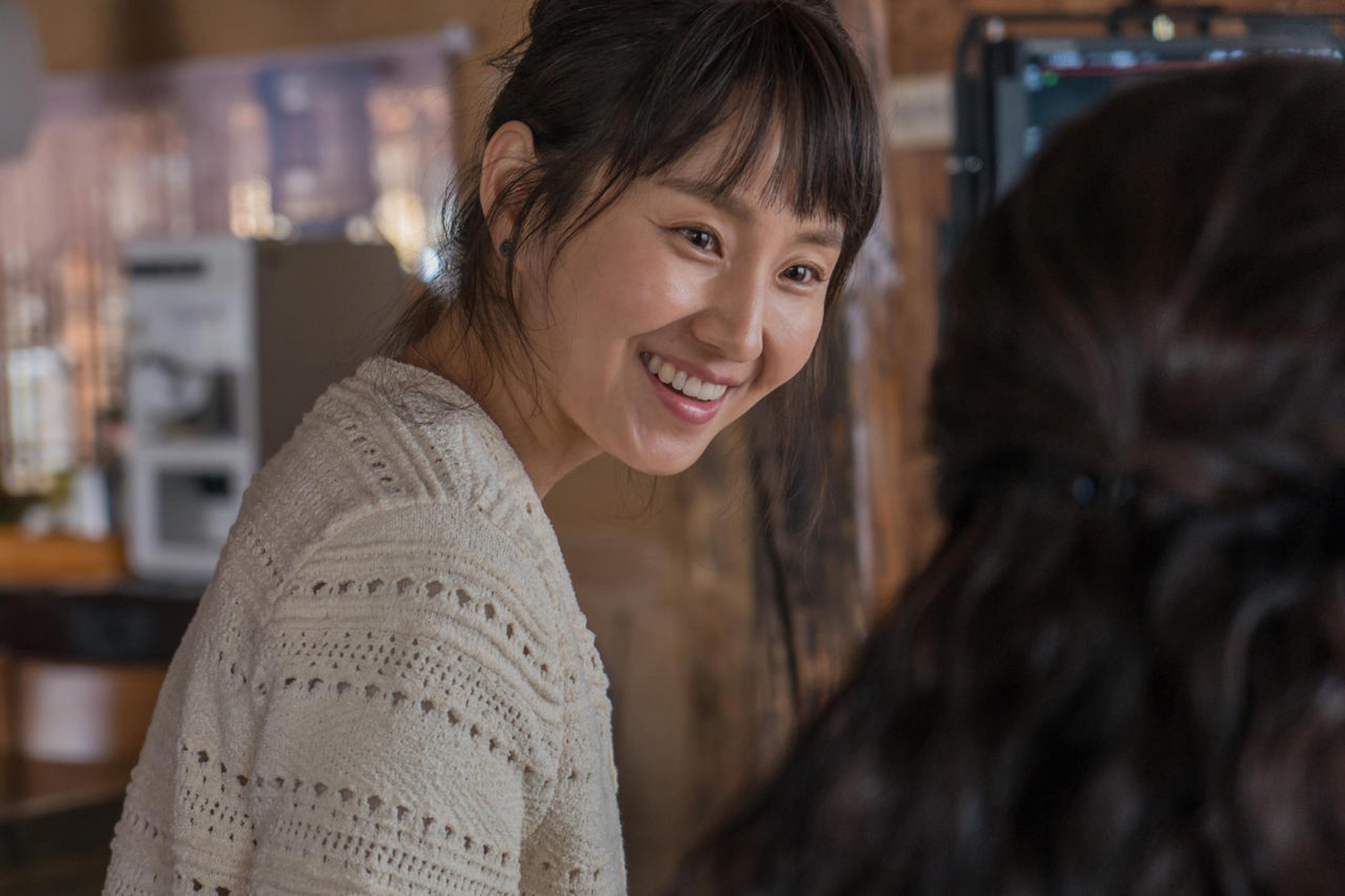 金素珍在《未成年》中饰演独自抚养女儿长大，外柔内刚的单身母亲，她与廉晶雅在片中观点对立