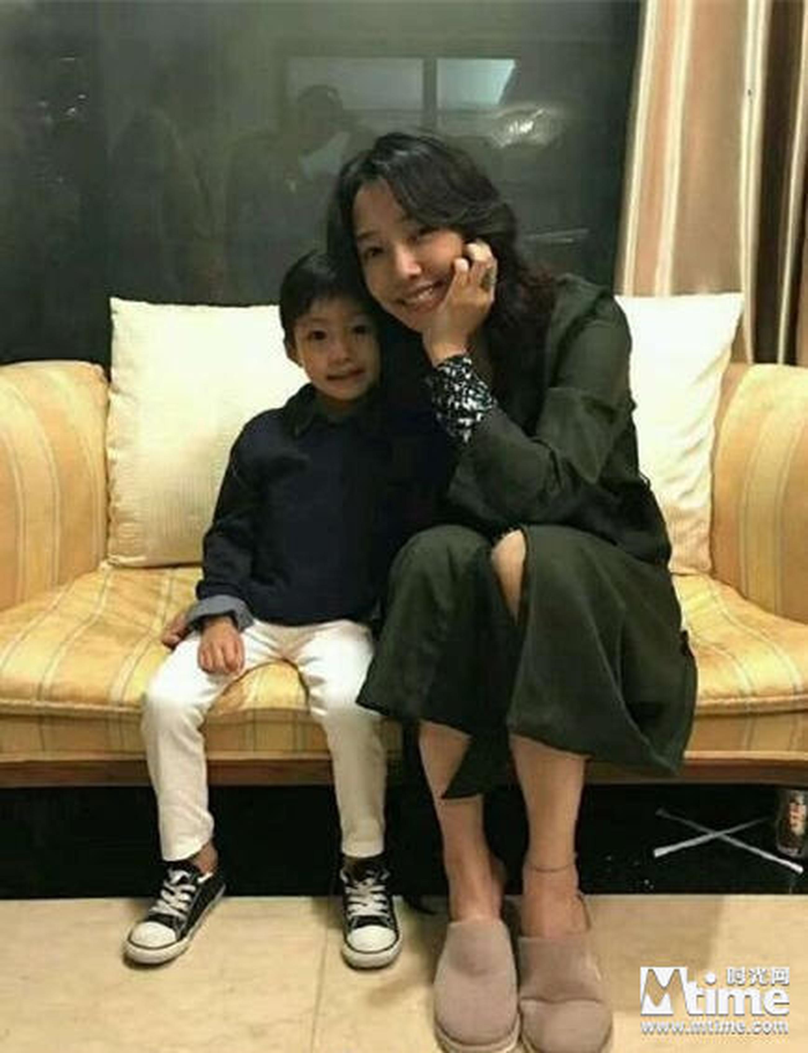 白百何在片场和小演员合影