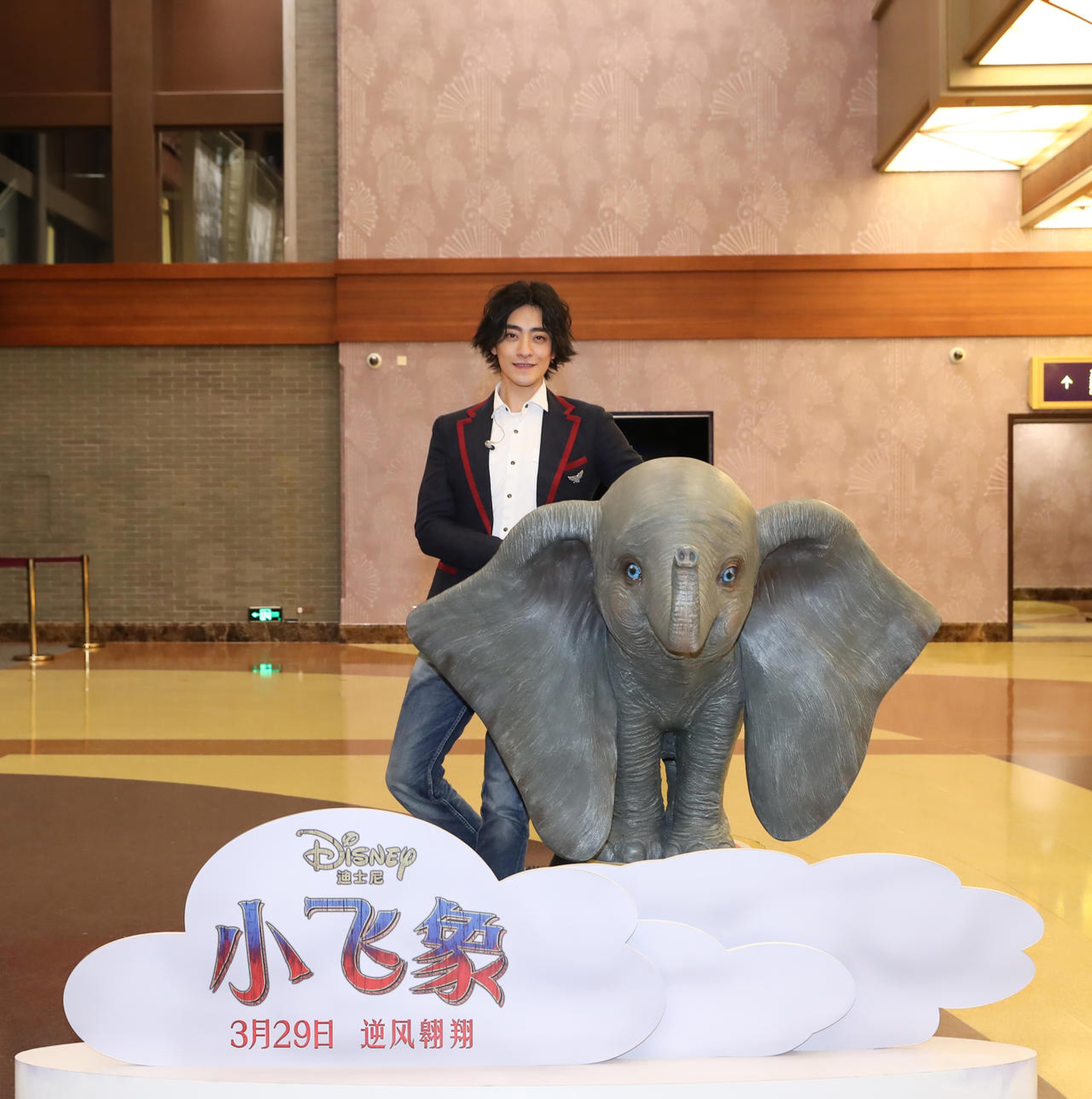 郑云龙现场演唱中文主题曲《亲爱的》