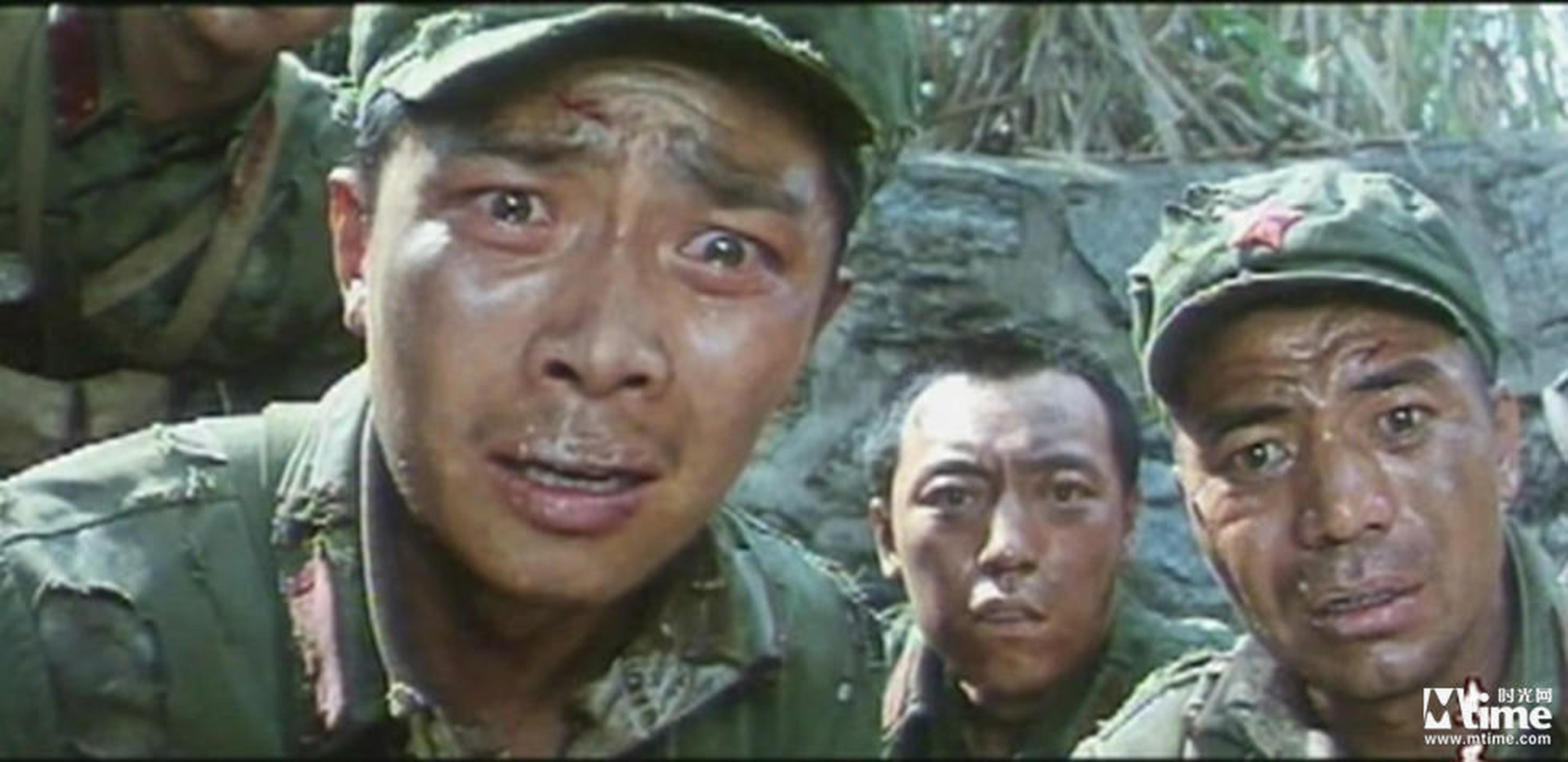 《高山下的花环》倪大红饰演战士（中间那位）
