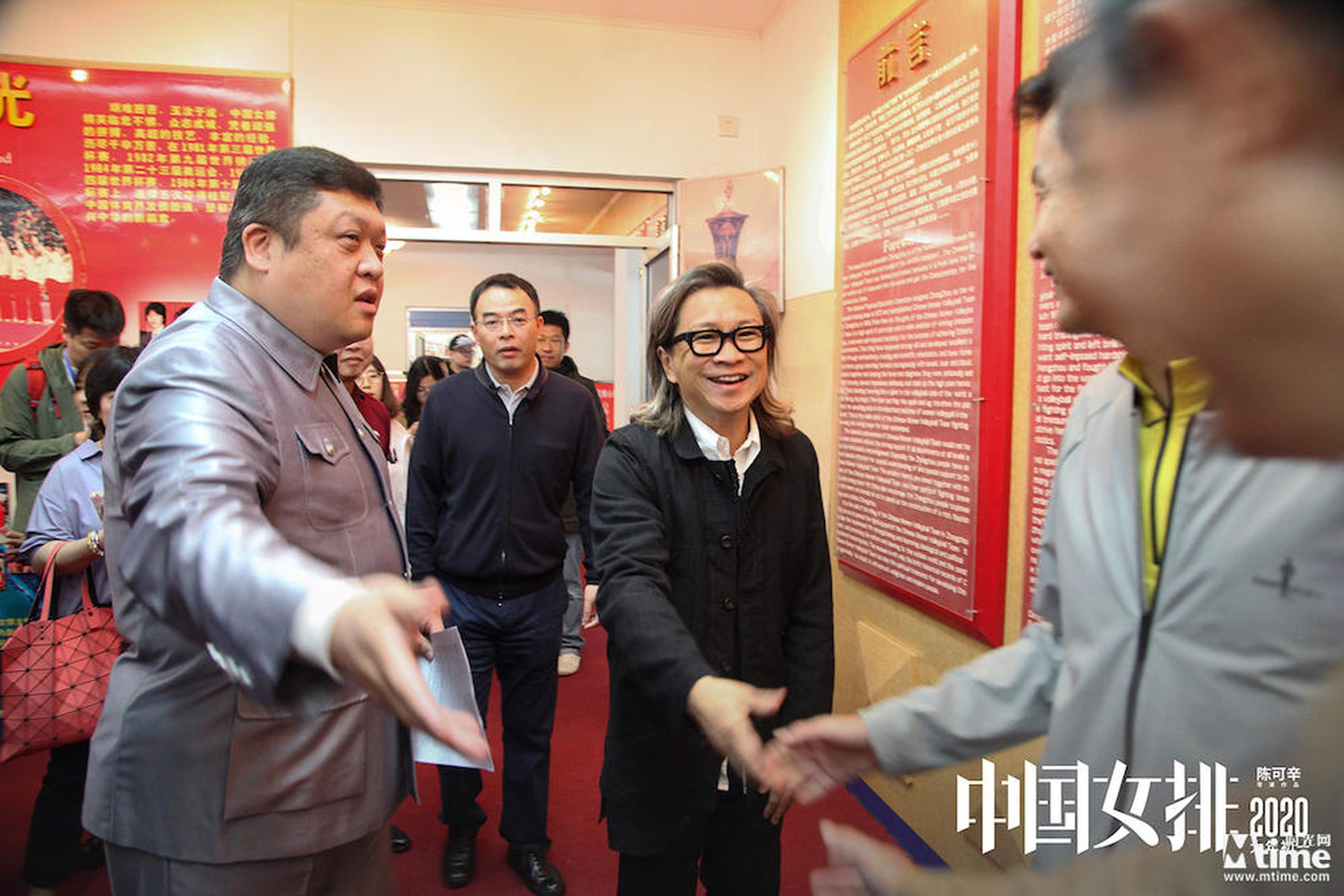 陈可辛导演参观女排纪念馆
