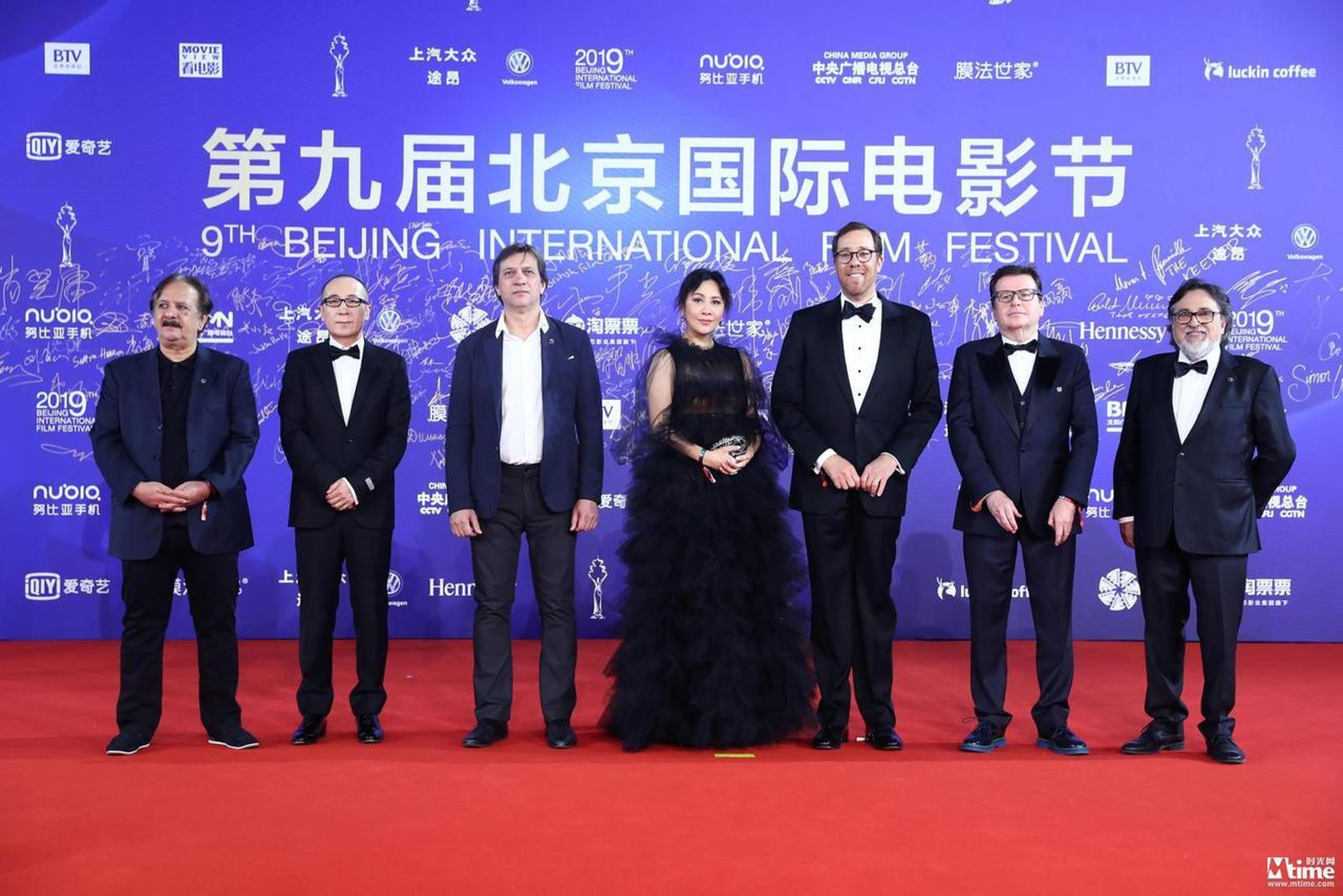 天坛奖”国际评委会的成员，美国导演罗伯·明可夫（主席），智利导演西尔维奥·盖约齐，中国导演曹保平 ，俄罗斯导演谢尔盖·德瓦茨沃伊，中国香港演员刘嘉玲，伊朗导演马基德·马基迪，英国导演西蒙·韦斯特