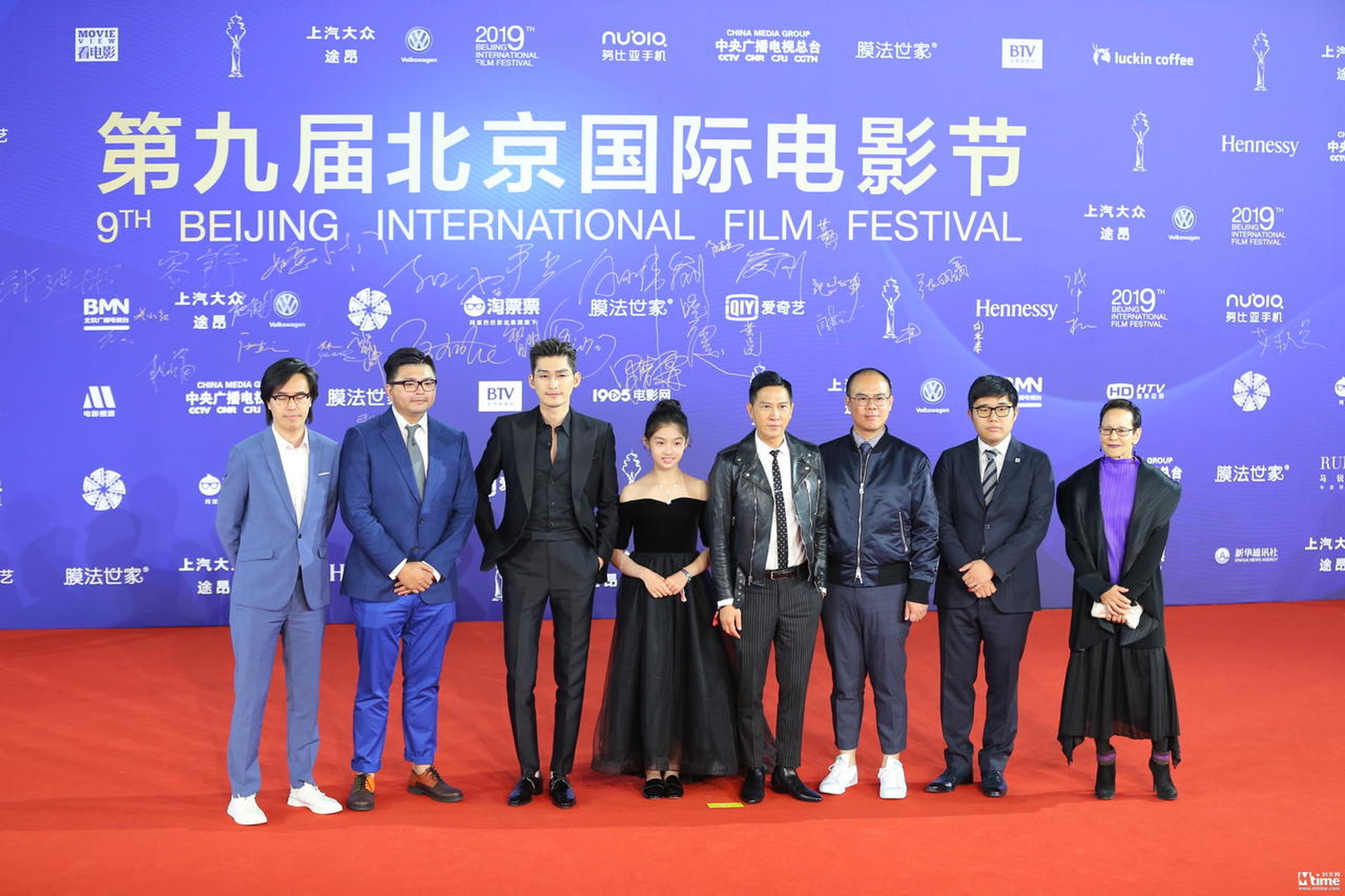 《催眠·裁决》剧组现身红毯，他们分别是导演黎兆钧、施柏林、刘永泰，出品人艾秋兴、李灯旭，主演张家辉 、张翰和艾米