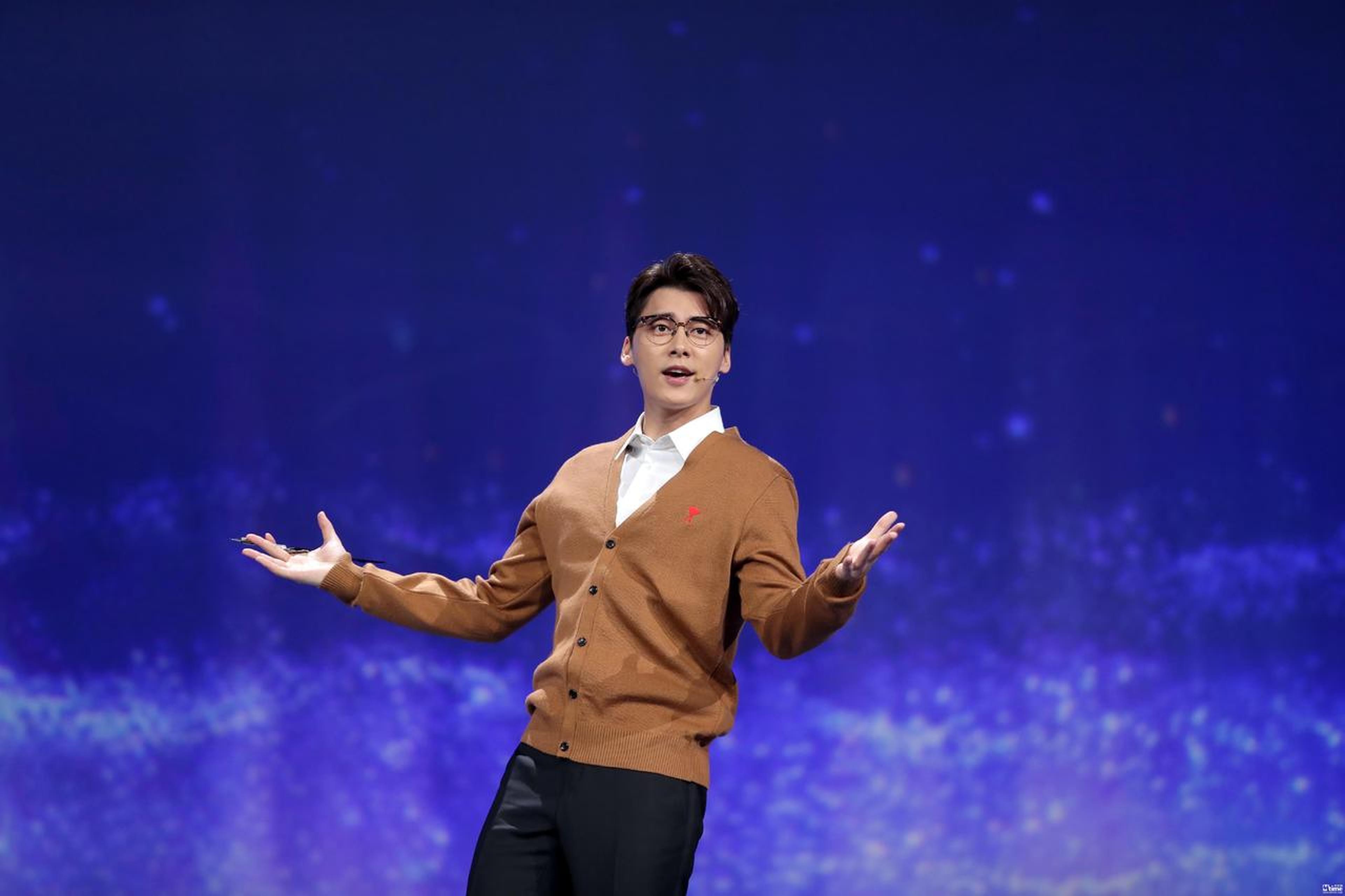 开场歌舞《这就是电影》演员李易峰向全体影人致敬