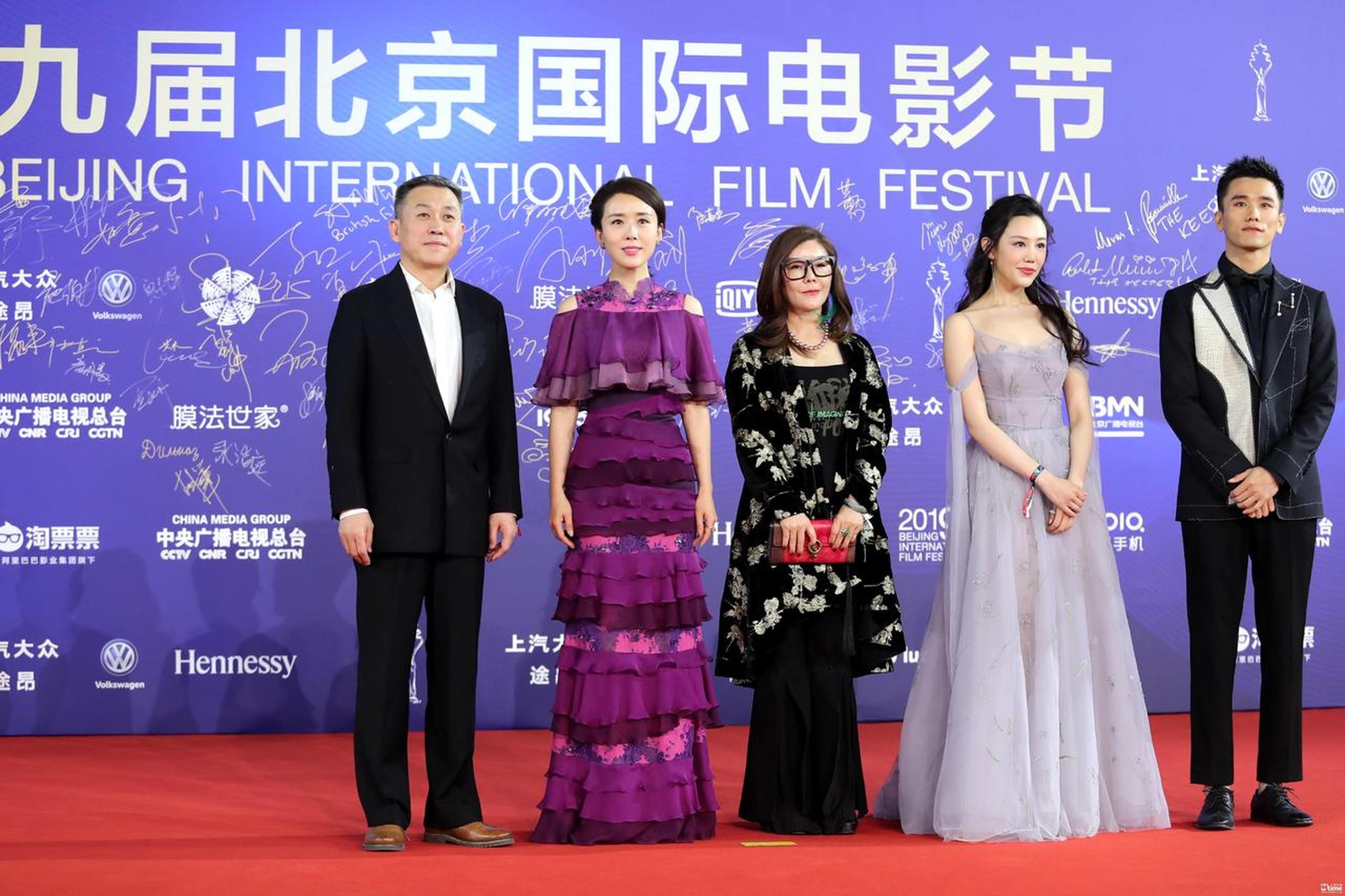 《夜·花火》剧组亮相红毯，导演高伟宁，制片人徐知音，演员上白、颜丹晨、高丽雯