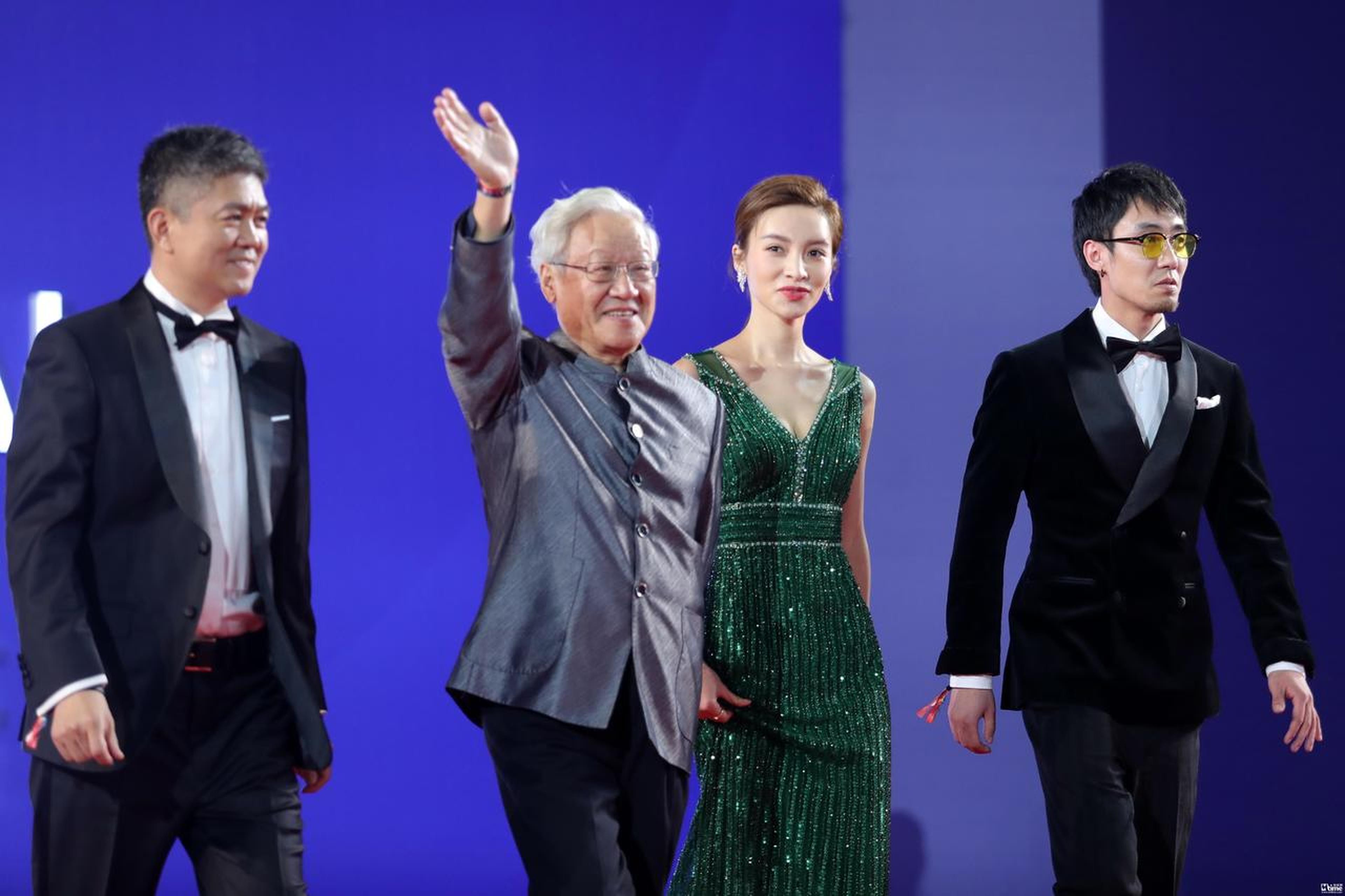 《抵达之谜》剧组走上红毯，导演宋文，监制谢飞，主演董博睿、顾璇