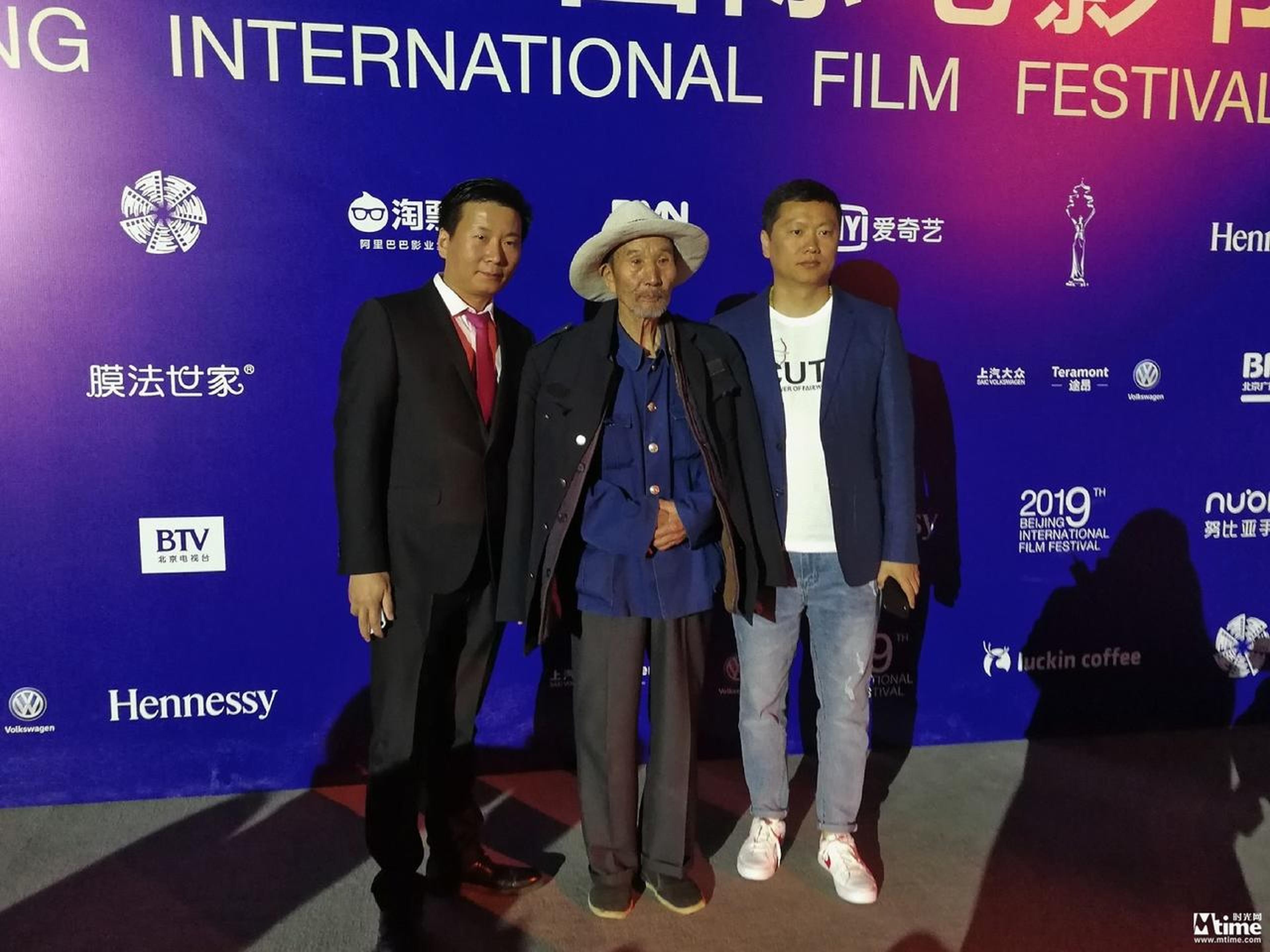 《过昭关》剧组亮相北影节红毯