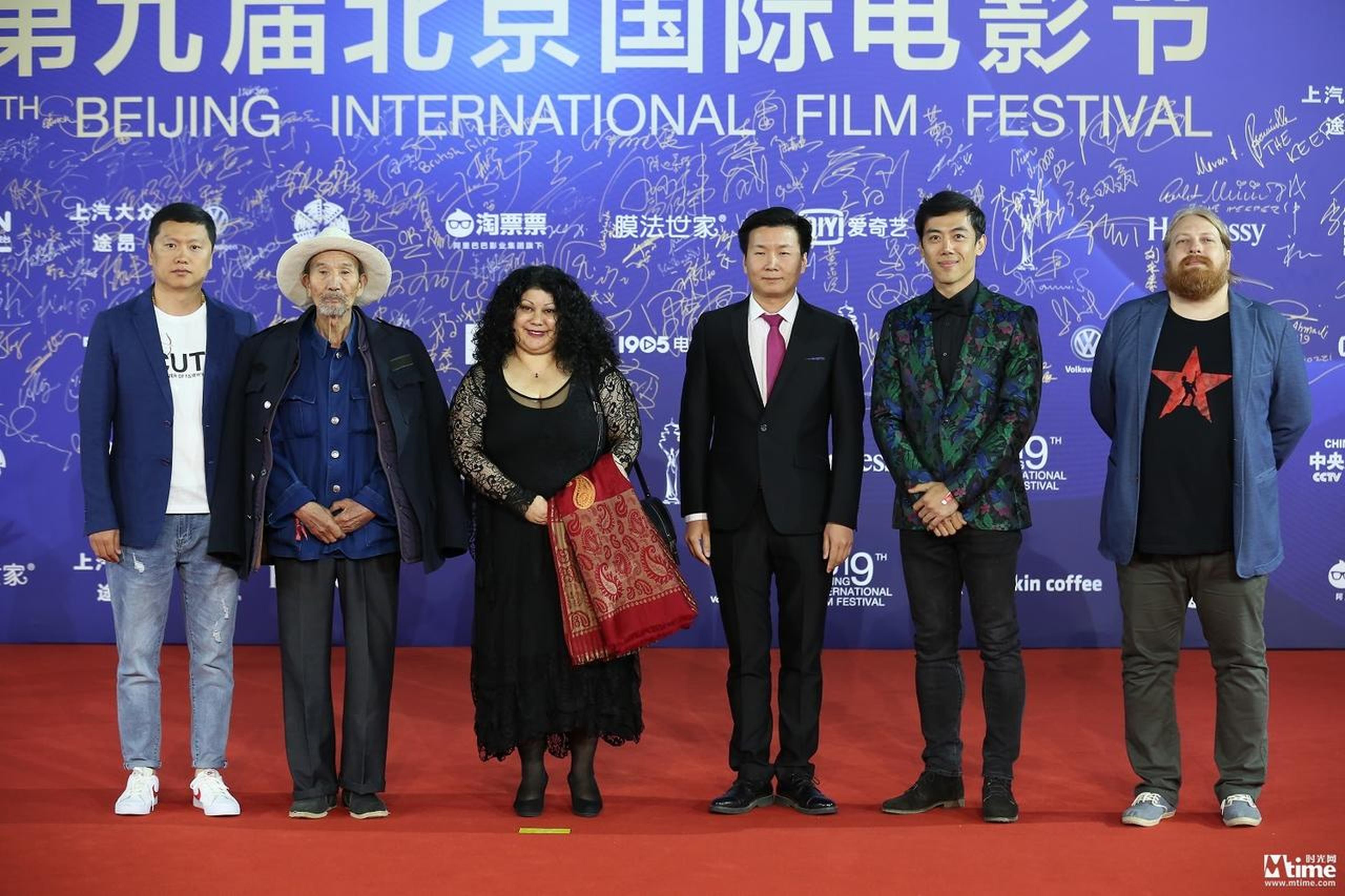 “注目未来”单元集体亮相北影节闭幕式红毯