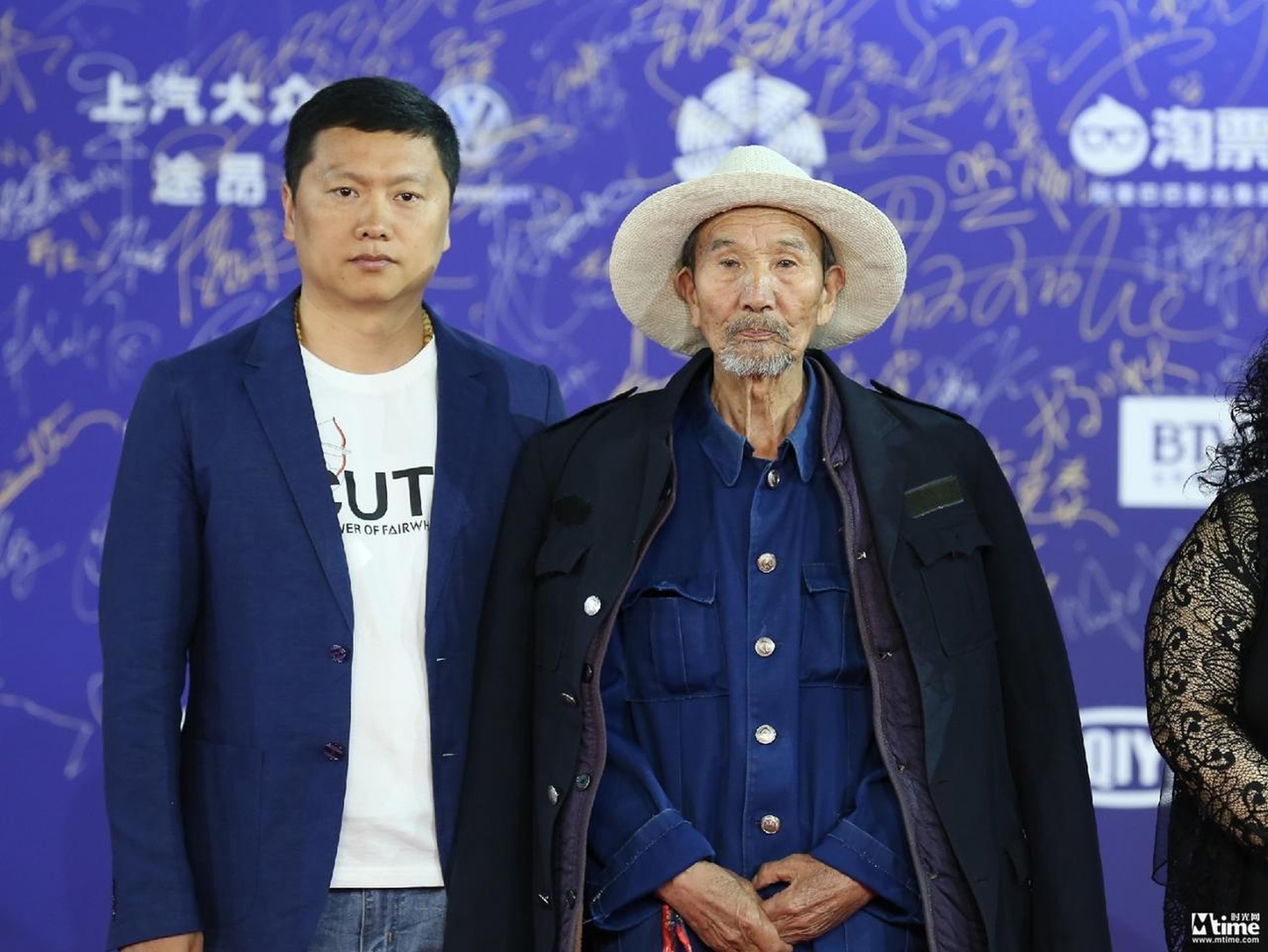 杨太义亮相北影节闭幕式红毯