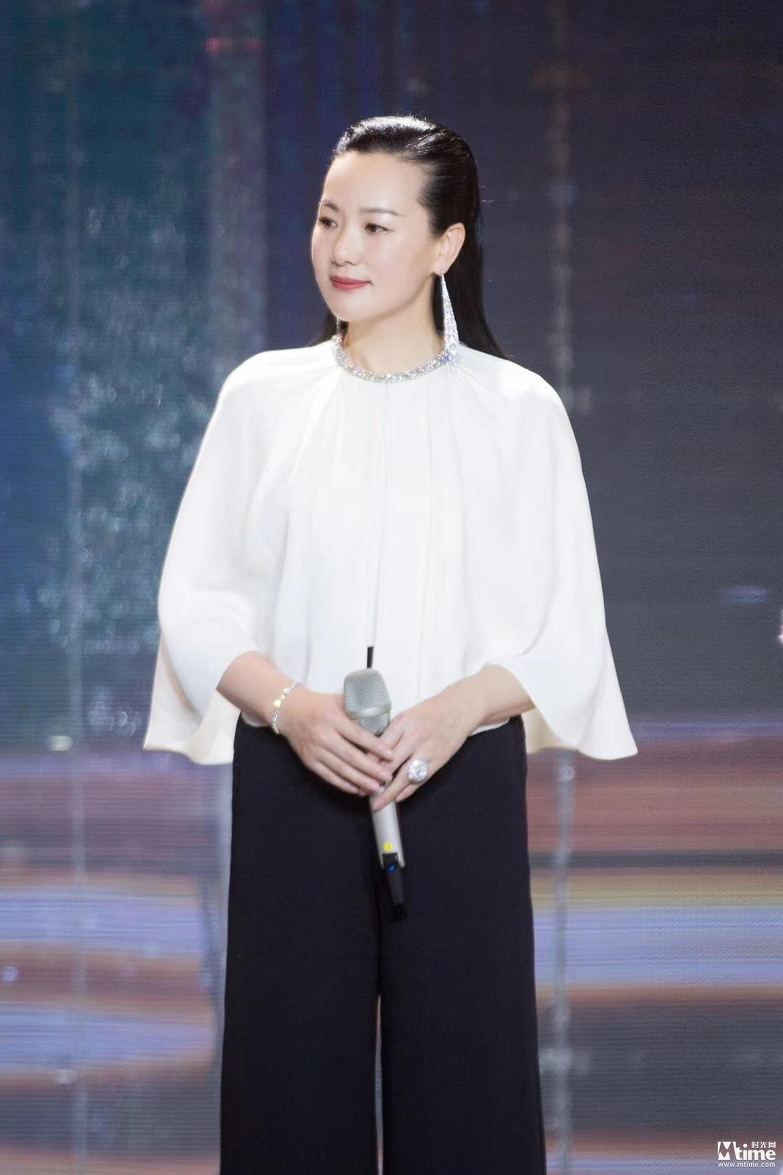 咏梅亮相