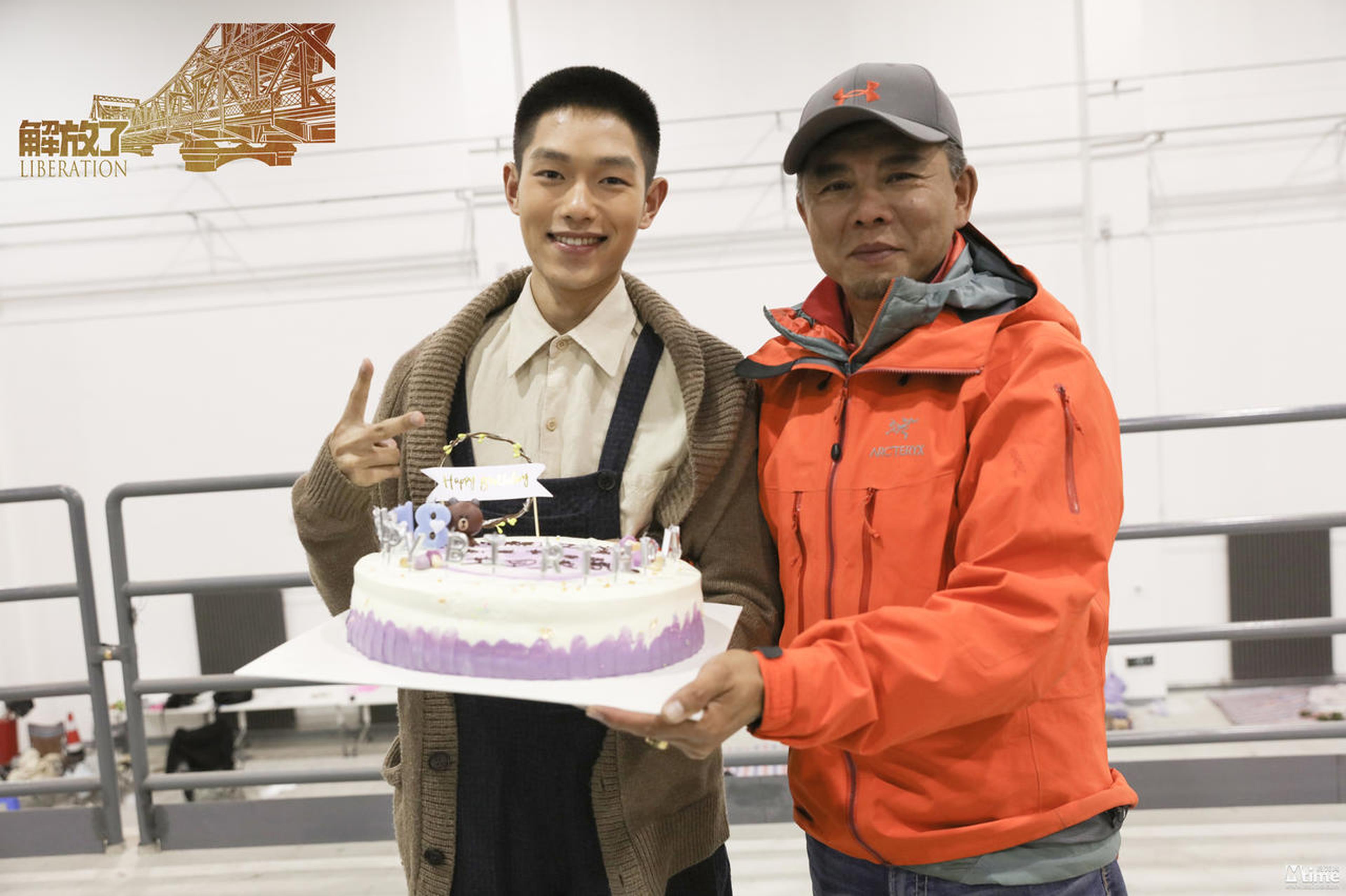 王锵生日和常晓阳导演合影