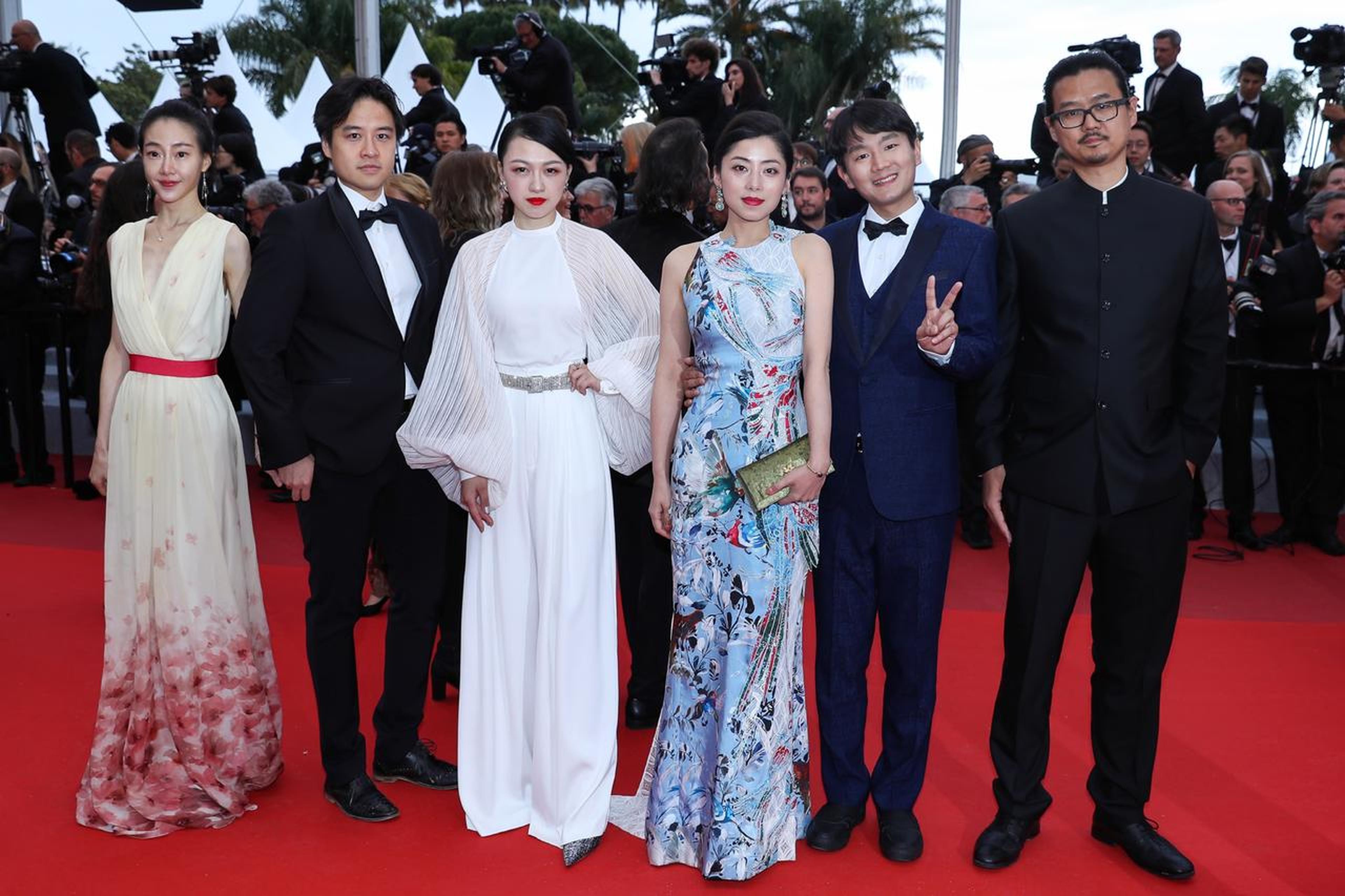 饰演顾喜的演员：彭璐琦（左一），饰演江一的演员：庄一（左二），饰演露露的演员：章露露，执行制片人：杜欣科（右三），导演顾晓刚（右二），监制：李嘉（右一）（摄影：张铖）