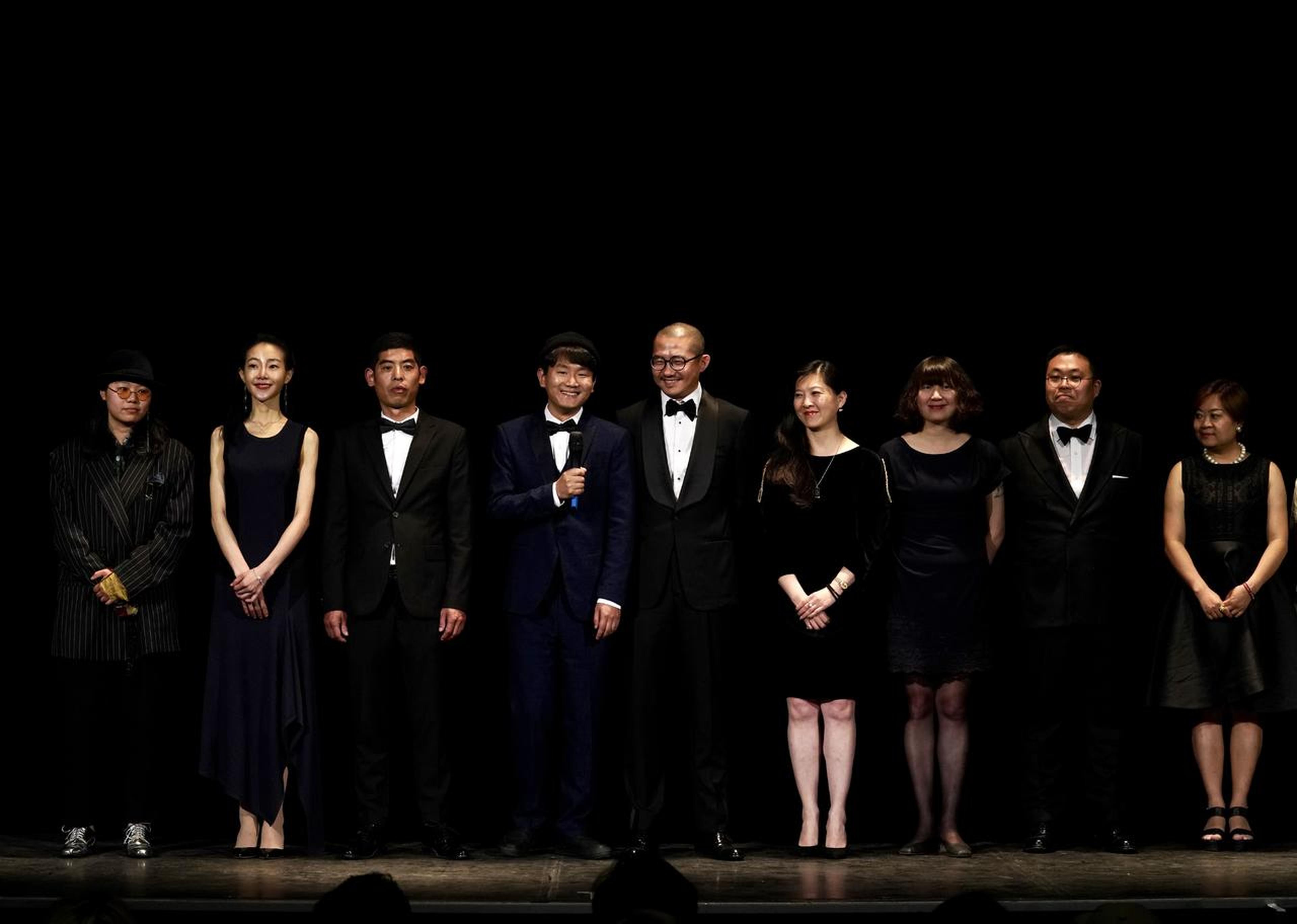 从左至右依次为剪辑指导：刘新竹，饰演顾喜的演员：彭璐琦，饰演三伯的演员：孙章建，导演：顾晓刚，出品人、总制片人，工厂大门影业CEO：黄旭峰，总制片人、大地电影总经理张群，制片人：珈菲，联合监制、工厂大门影业开发总监：周健森，制片人： 陈思羽
