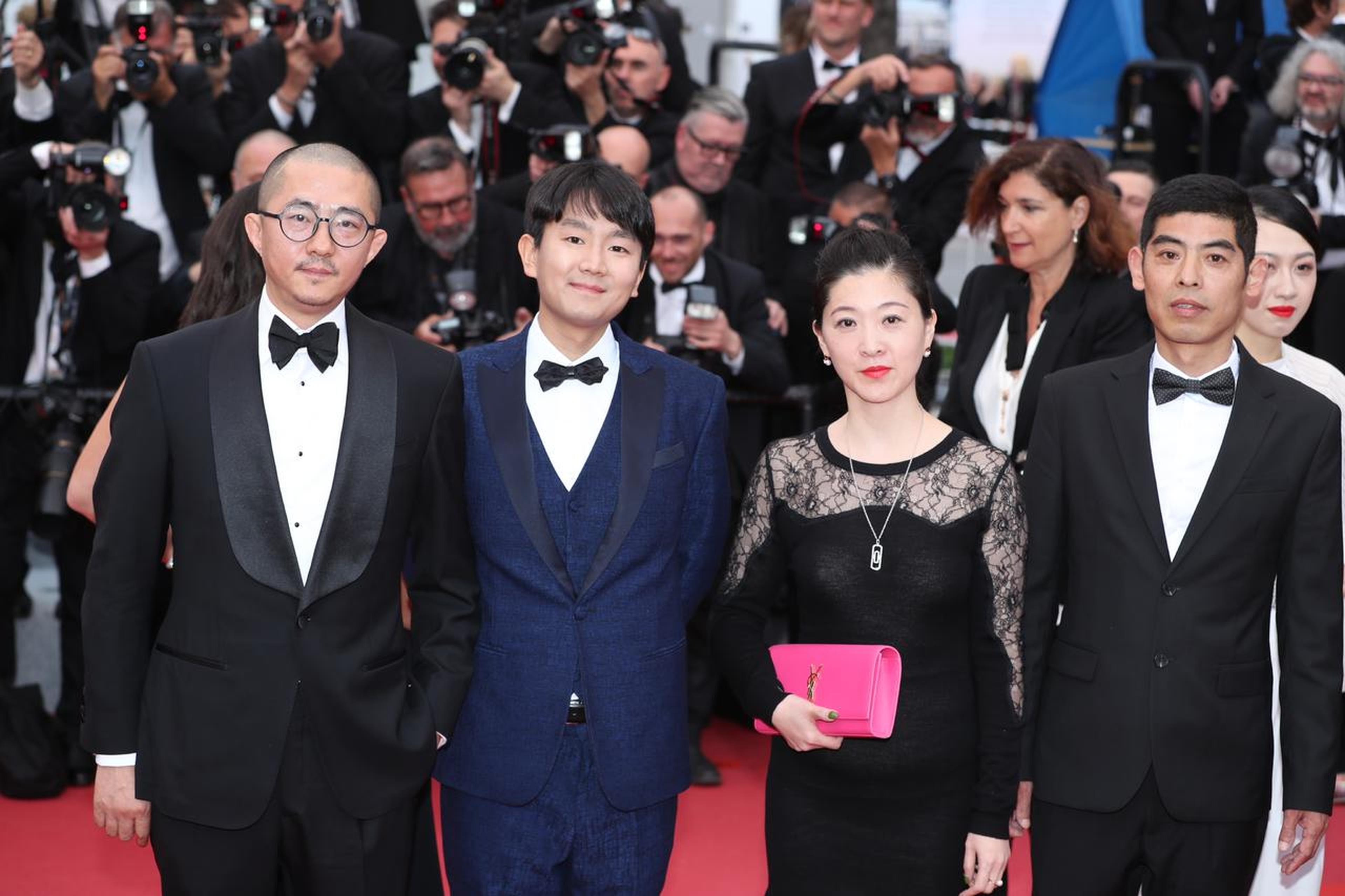 出品人、总制片人、工厂大门影业CEO黄旭峰（左一）、导演顾晓刚(左二)，总制片人，大地电影总经理：张群（右二），饰演三伯的演员：孙章建（右一）（摄影：宫德辉）
