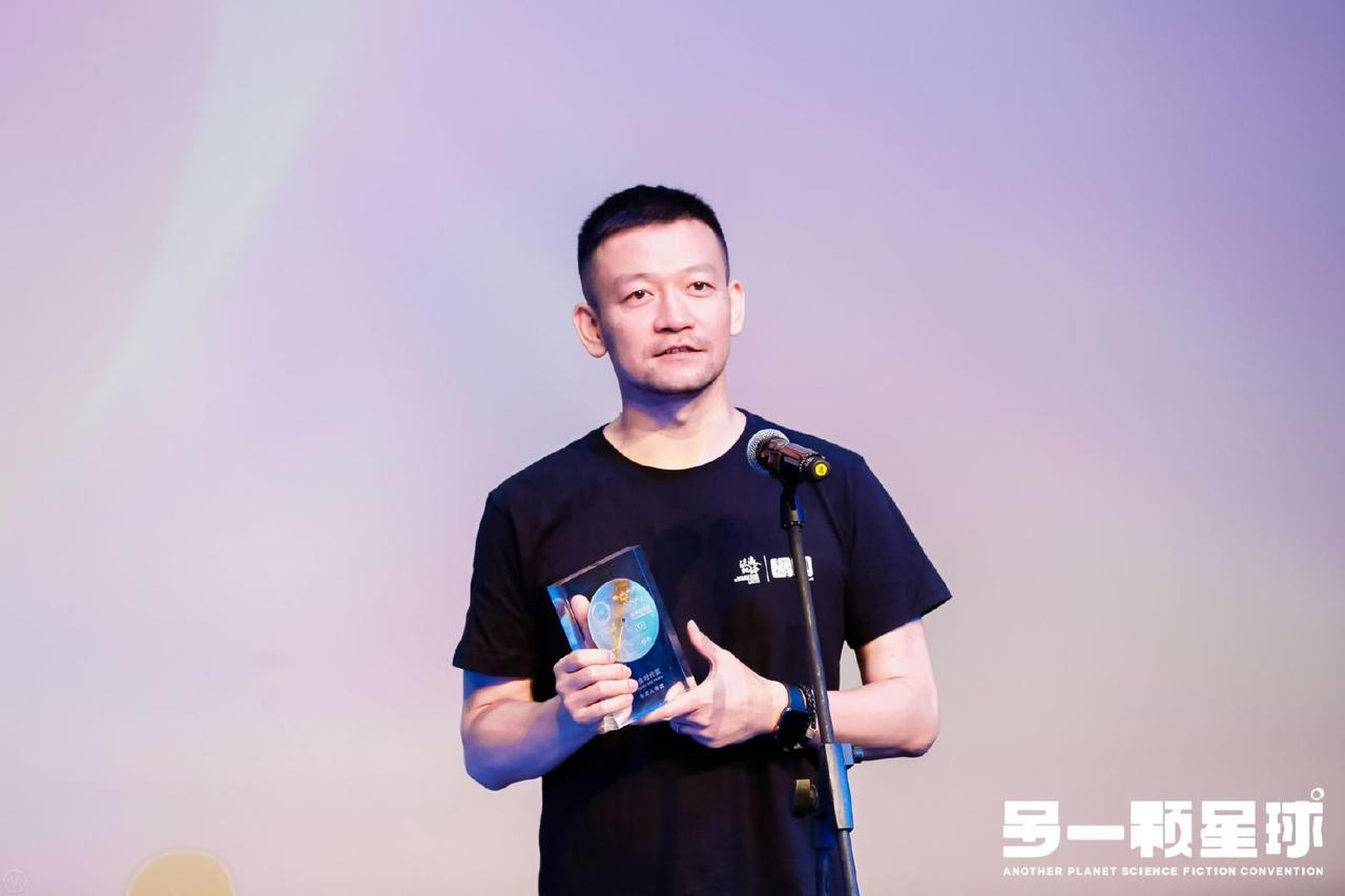 郭帆获得“年度人物奖”