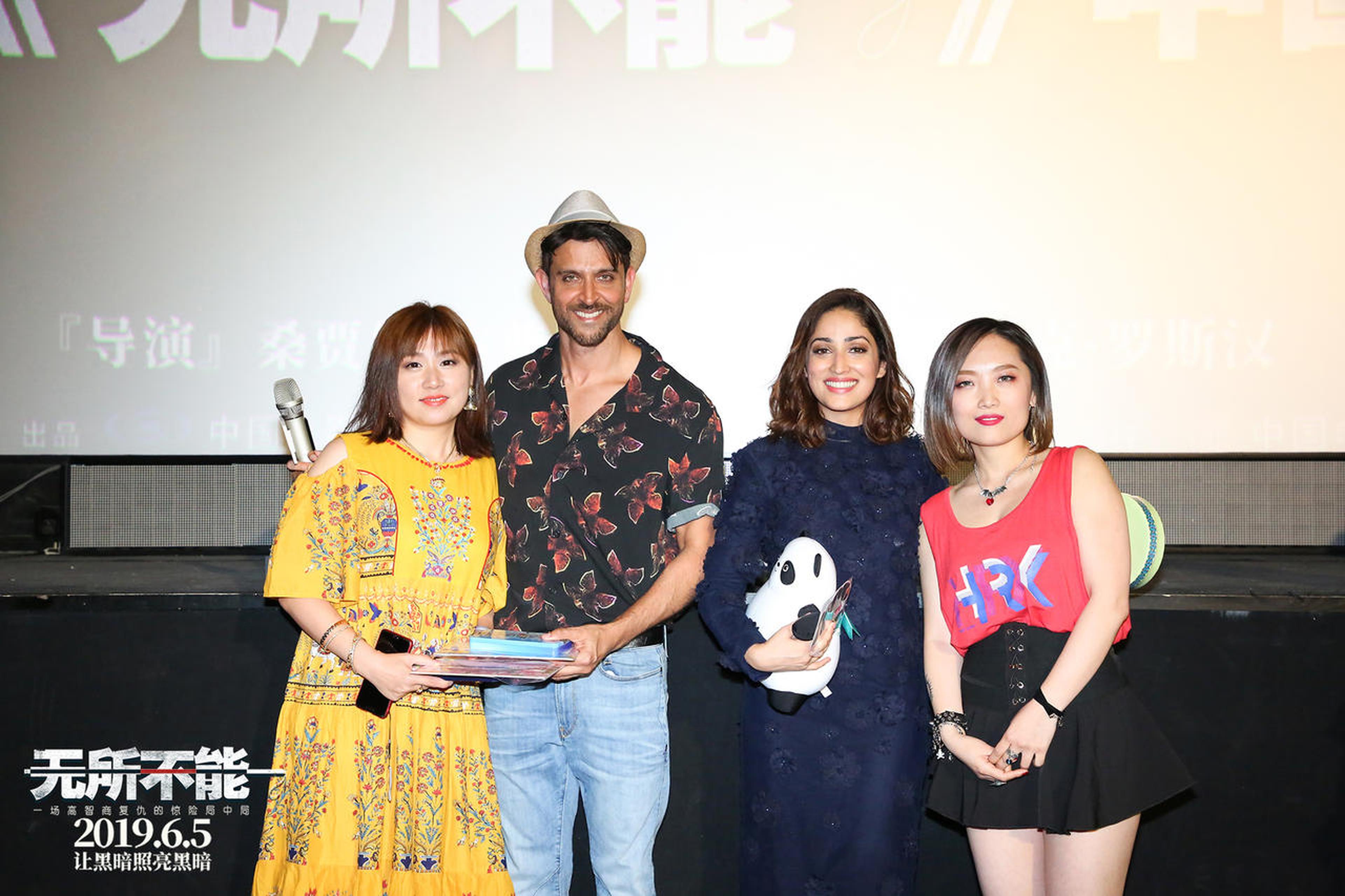 与粉丝合影