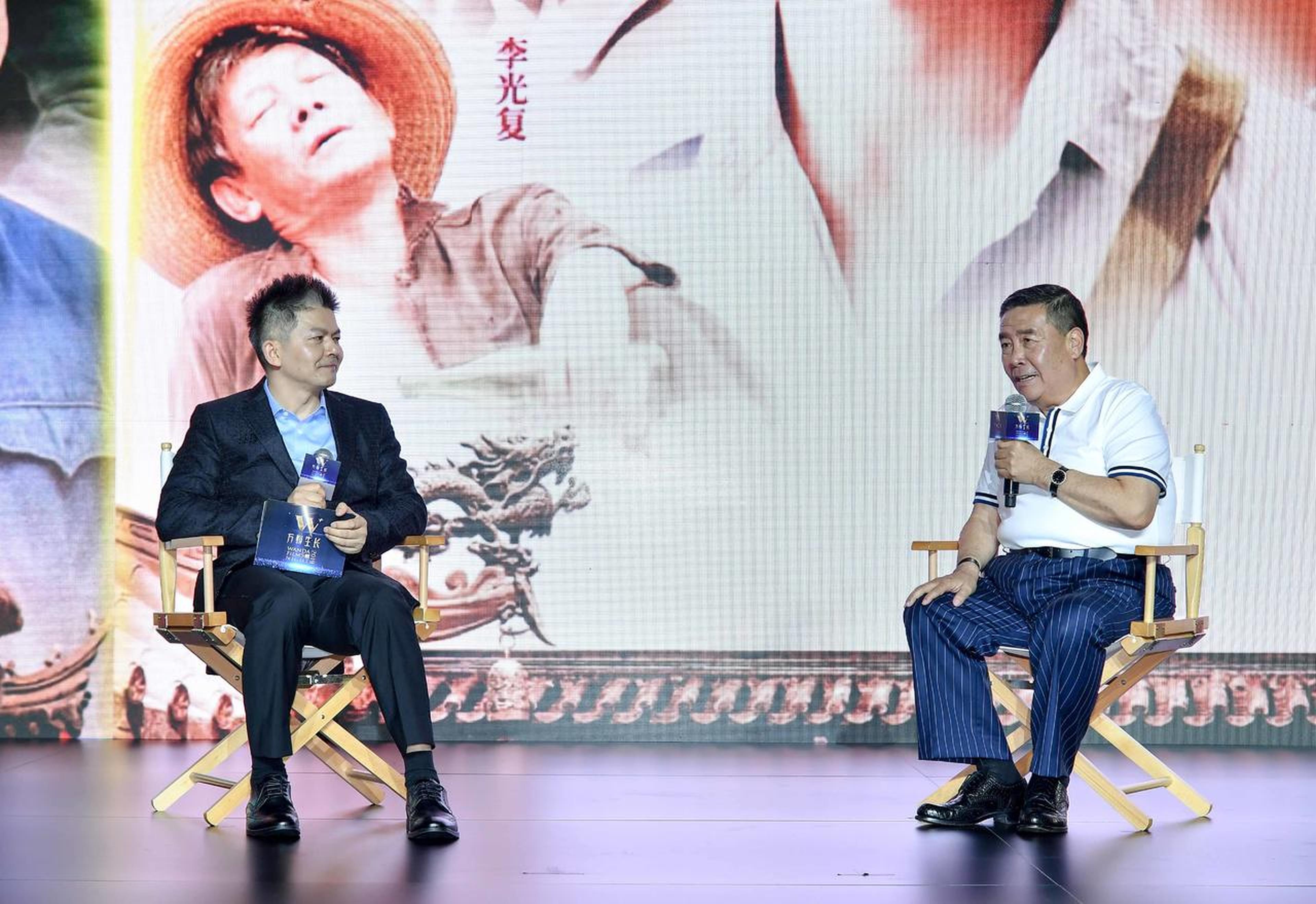 曾茂军与大前门文化艺术有限公司董事长郝金明，双方合作打造“正阳门下”系列大戏