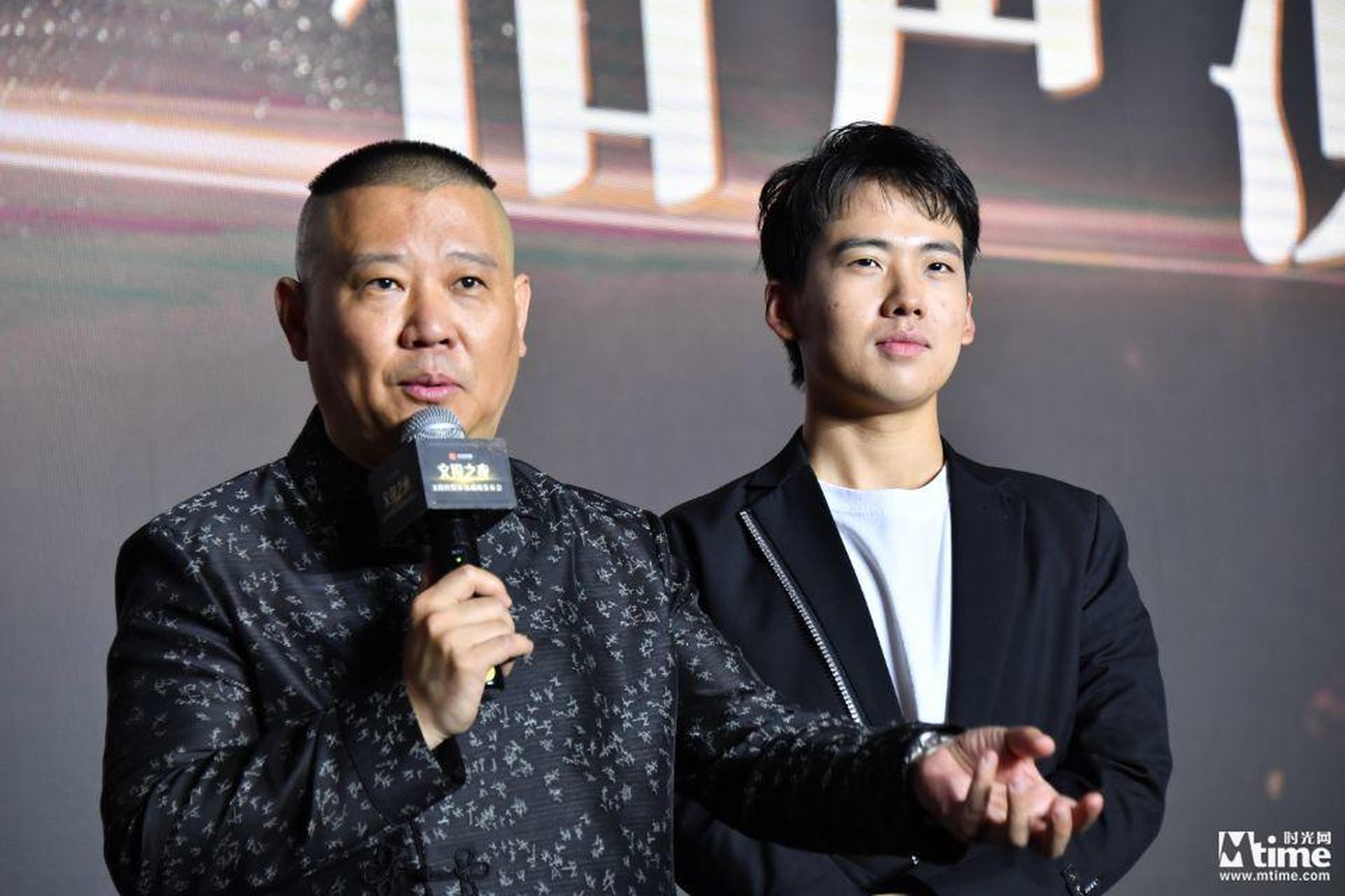 郭德纲、郭麒麟代表德云社出席,宣布与文投控股合作电影《丑娘娘》、大型情景剧《德云茶楼》及电视剧《相声演义》三大项目