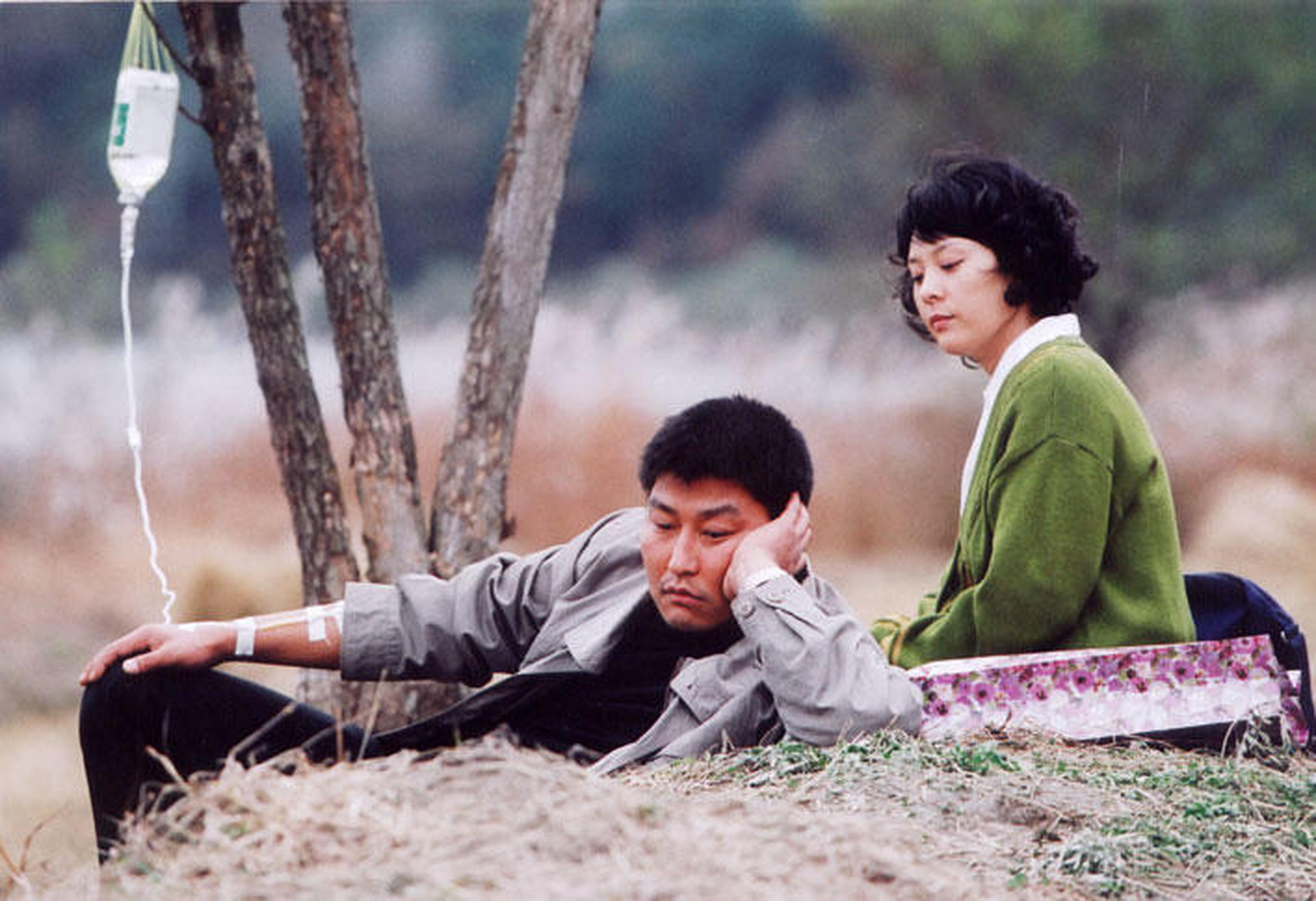 全美善在《杀人回忆》中与宋康昊饰演一对夫妻