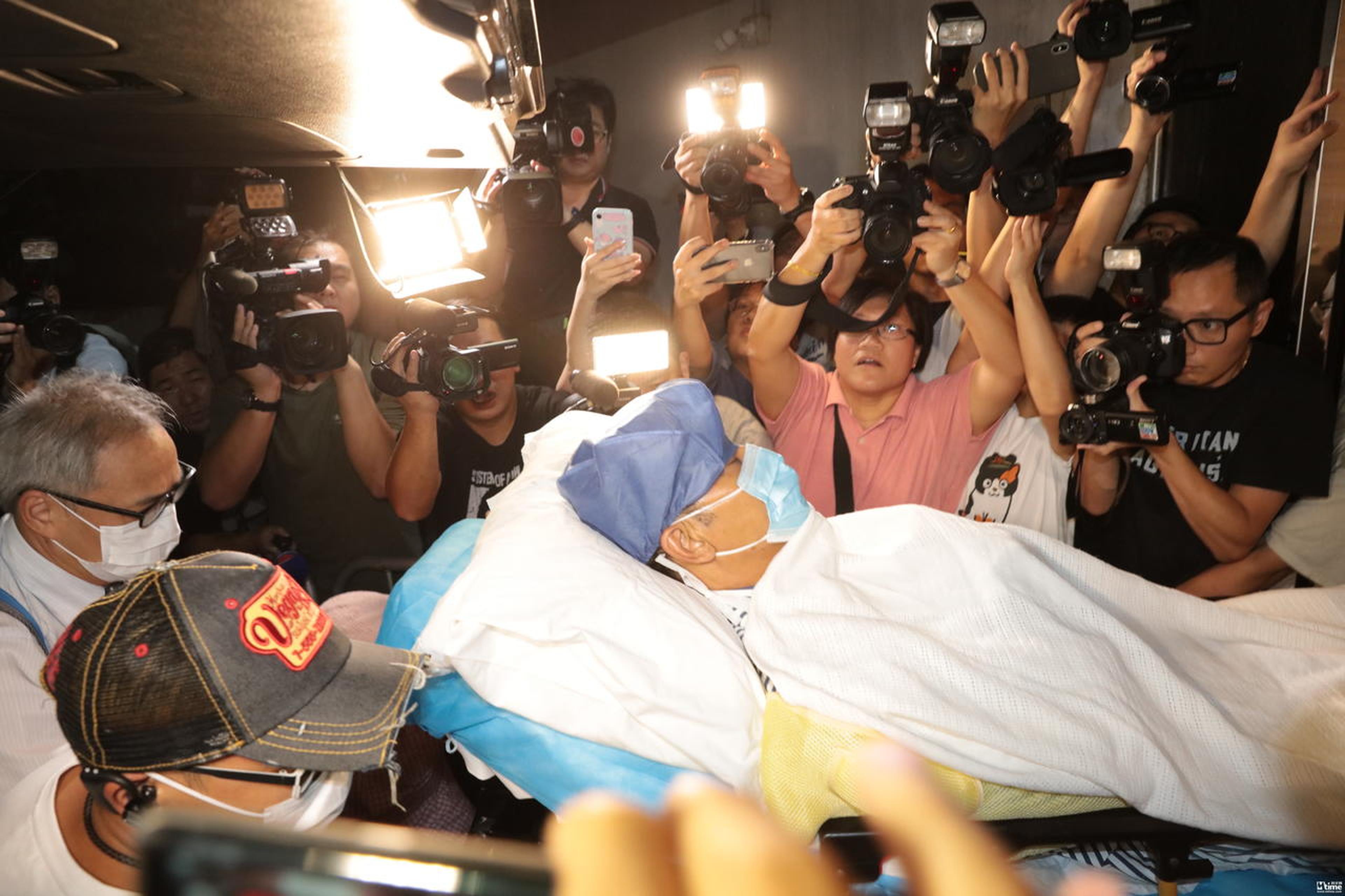 任达华被刺事件后首现身，包裹严实被转送至香港医院
