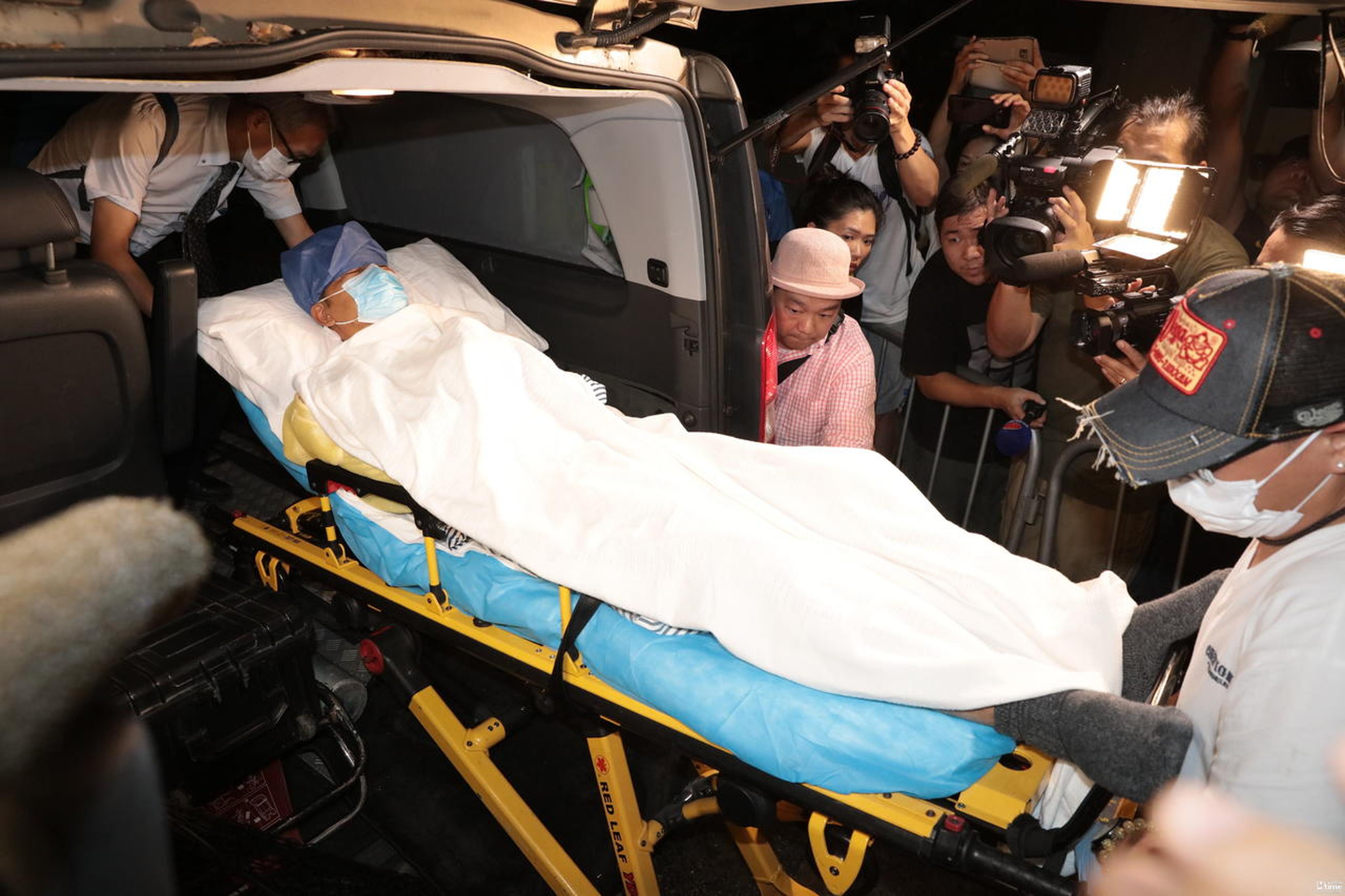 任达华被刺事件后首现身，包裹严实被转送至香港医院