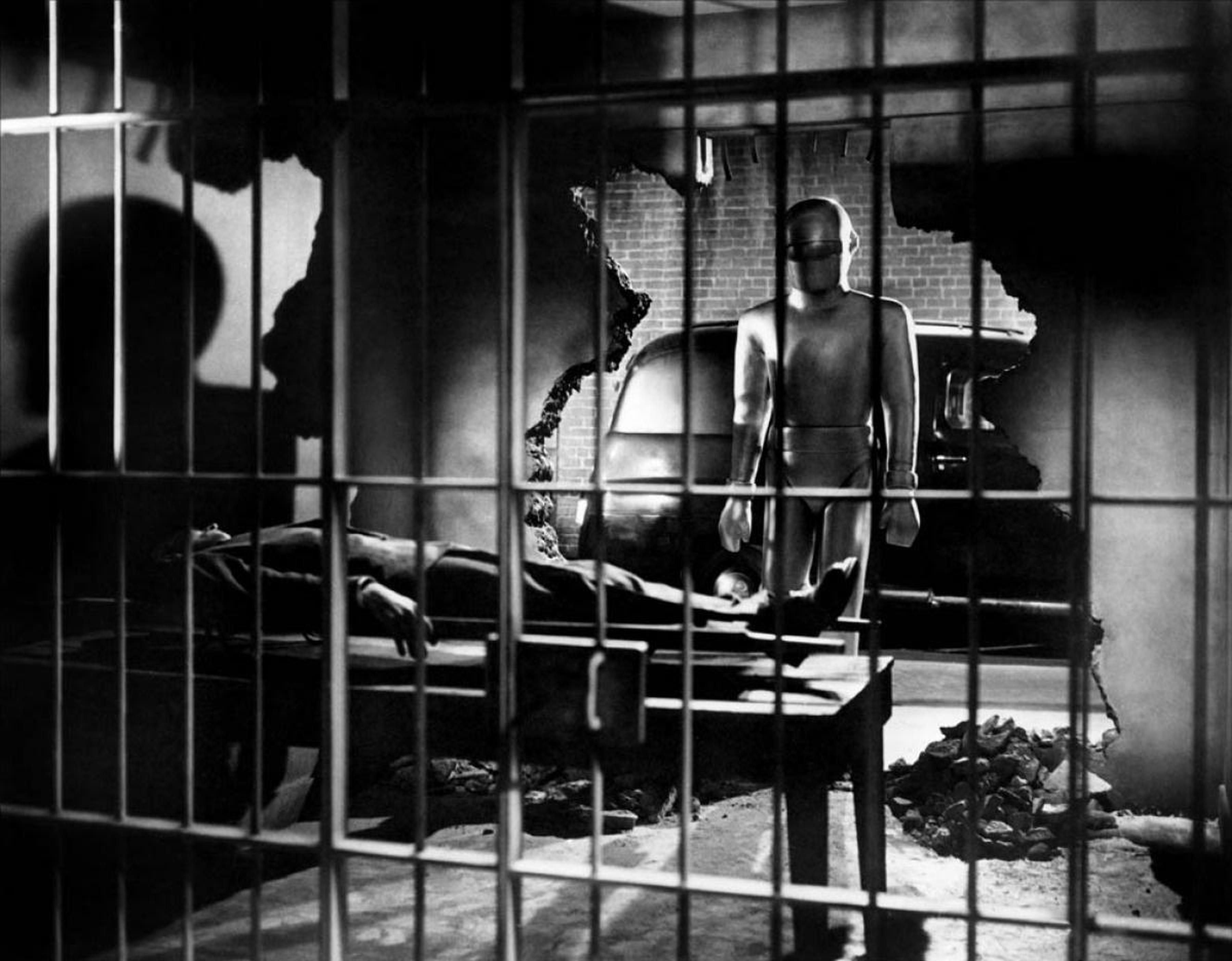 第31名:《地球停转之日》1951 入选理由:影片拥有深刻的反思内涵,将高深晦涩的逻辑诉诸科幻文化中来表现,通过世俗化的语言来传递觉醒、改变和升华目的。