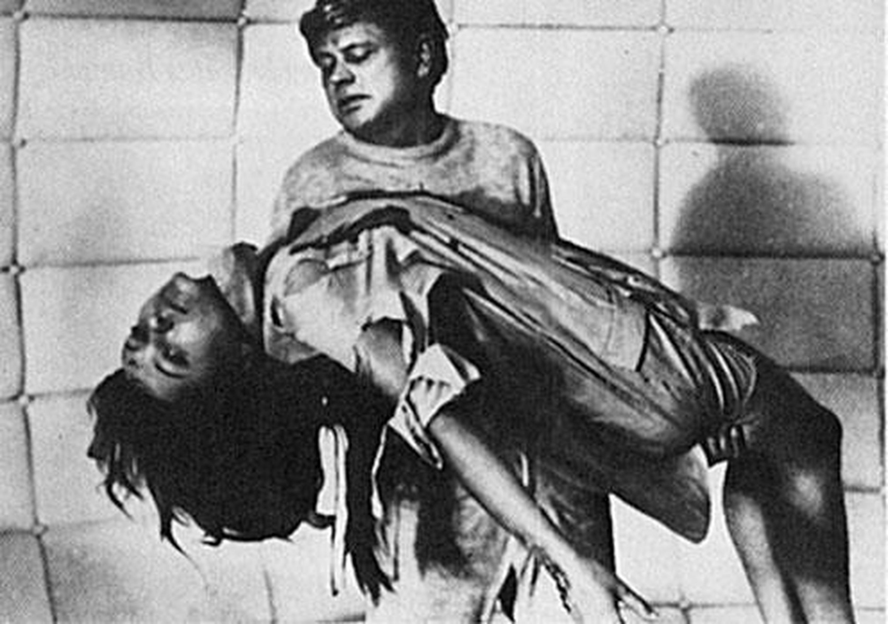 第17名:《索拉里斯》1972 入选理由:一部极具哲理性的科幻片,虽然影片没有大起大落,给人一种很平稳的感觉,但是却可以把它看成是一个寓言。该片就像是塔科夫斯基对人类潜意识的一次深入探索,为人类精神历程留下了弥足珍贵的一笔。
