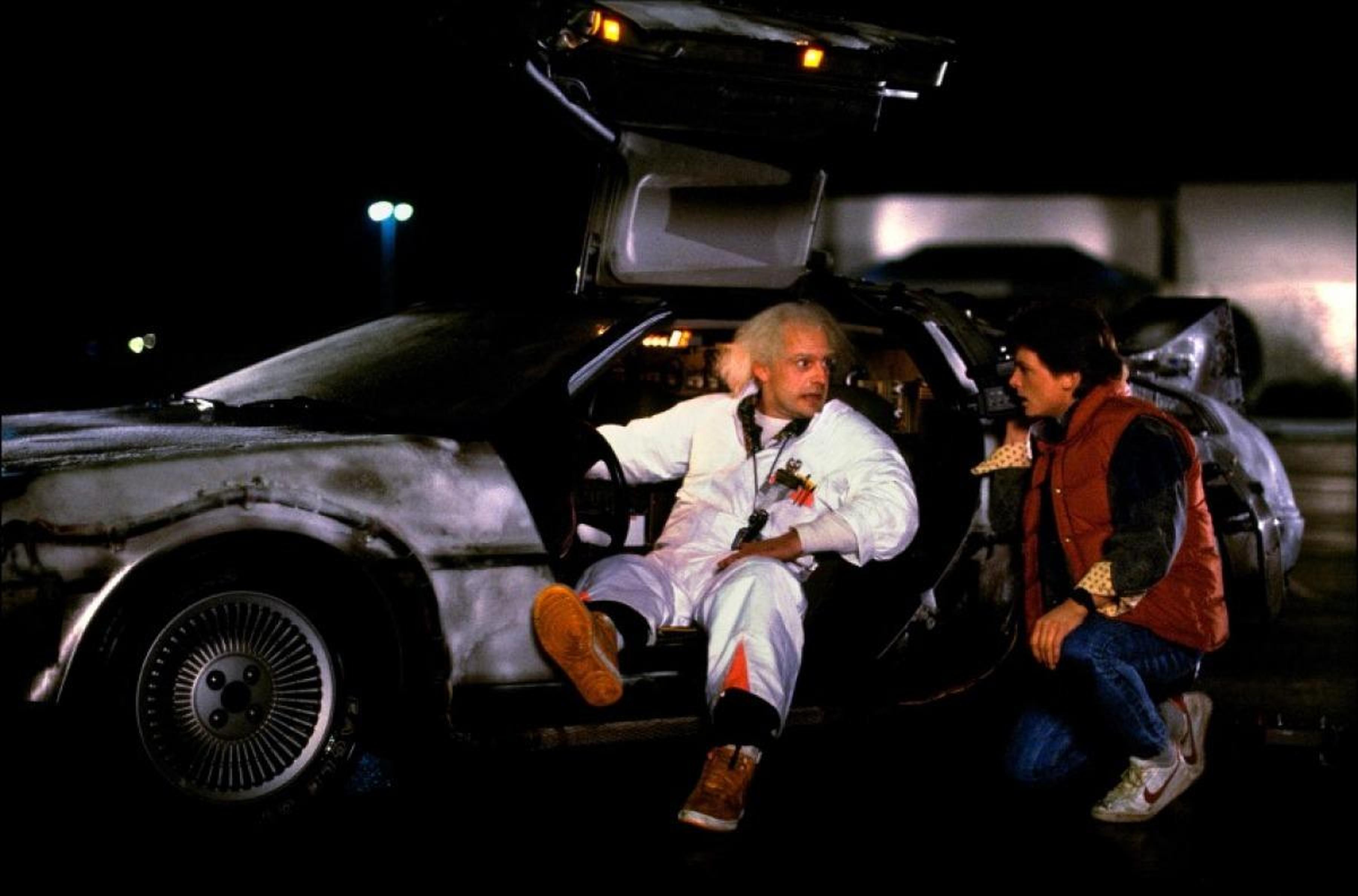 第21名:《回到未来》1985 入选理由:《回到未来》是一部充满怀旧意味的科幻喜剧,集合了科幻、浪漫、幽默、惊险、动作等元素,为我们展开了一段机器和人性交织的旅途。