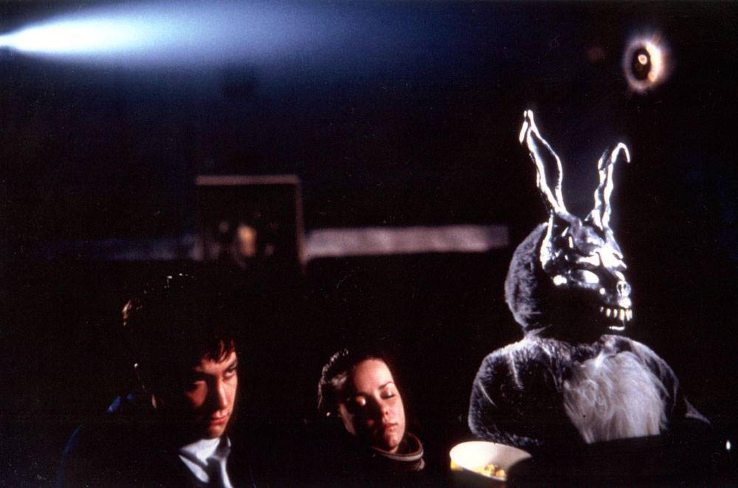 第58名:《死亡幻觉》2001 入选理由:《死亡幻觉》是一部颇为另类的科幻电影,故事情节涉及时空交替、个人牺牲、打斗等元素。导演理查德·凯利放弃了宣扬美国梦的乐观美好,敏锐而诗意地在怀旧类型的影片里注入了新的观点。