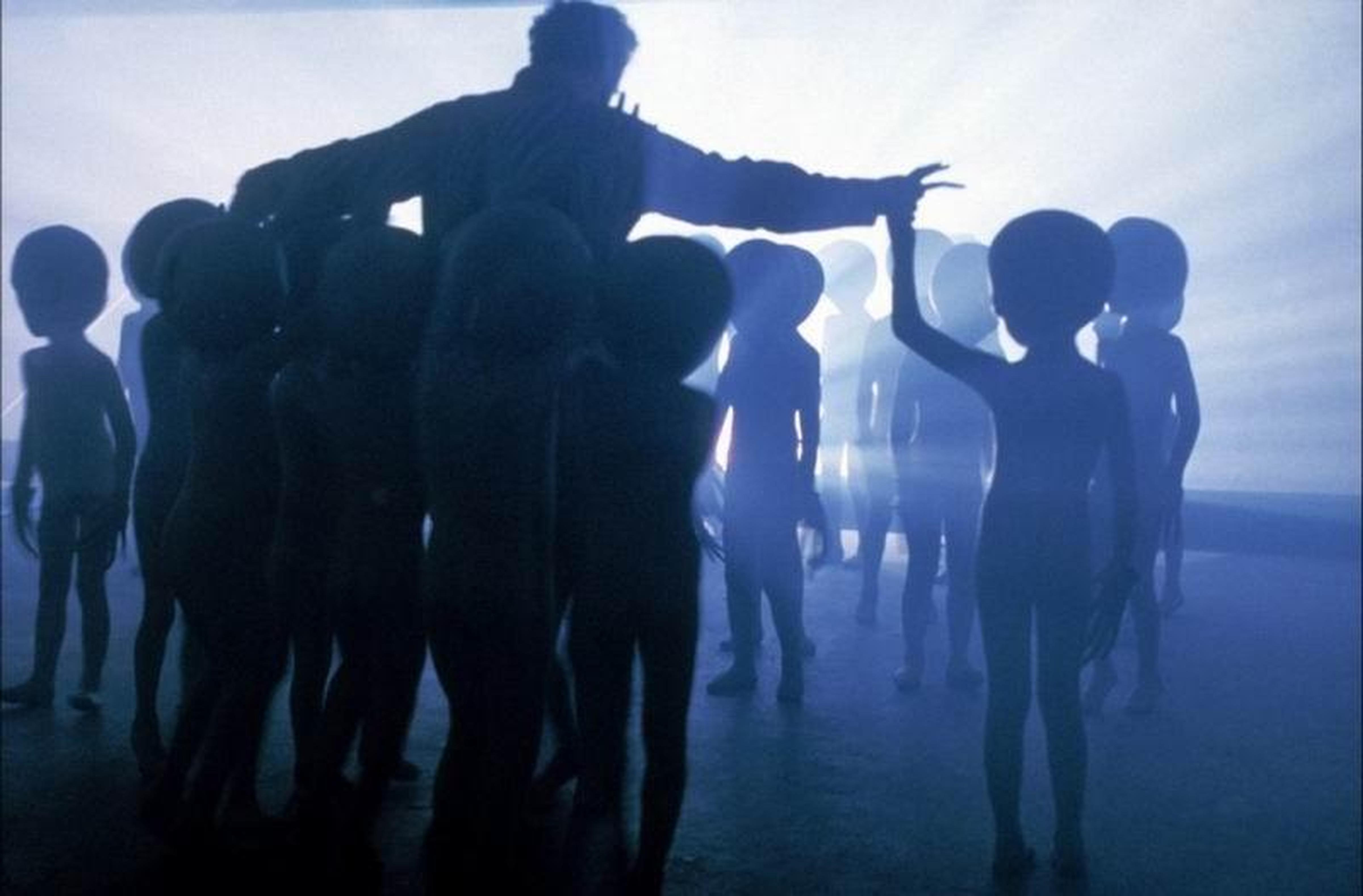 第4名:《第三类接触》1977 入选理由:全片没有廉价的恐吓,也没有人类与外星人之间激烈的飞船大战,只是描写了一段平和的、充满善意的与外星人交流的故事。尽管如此,斯皮尔伯格却将本片拍出了一种近乎宗教般的狂热气氛,科幻场面更是气势惊人。