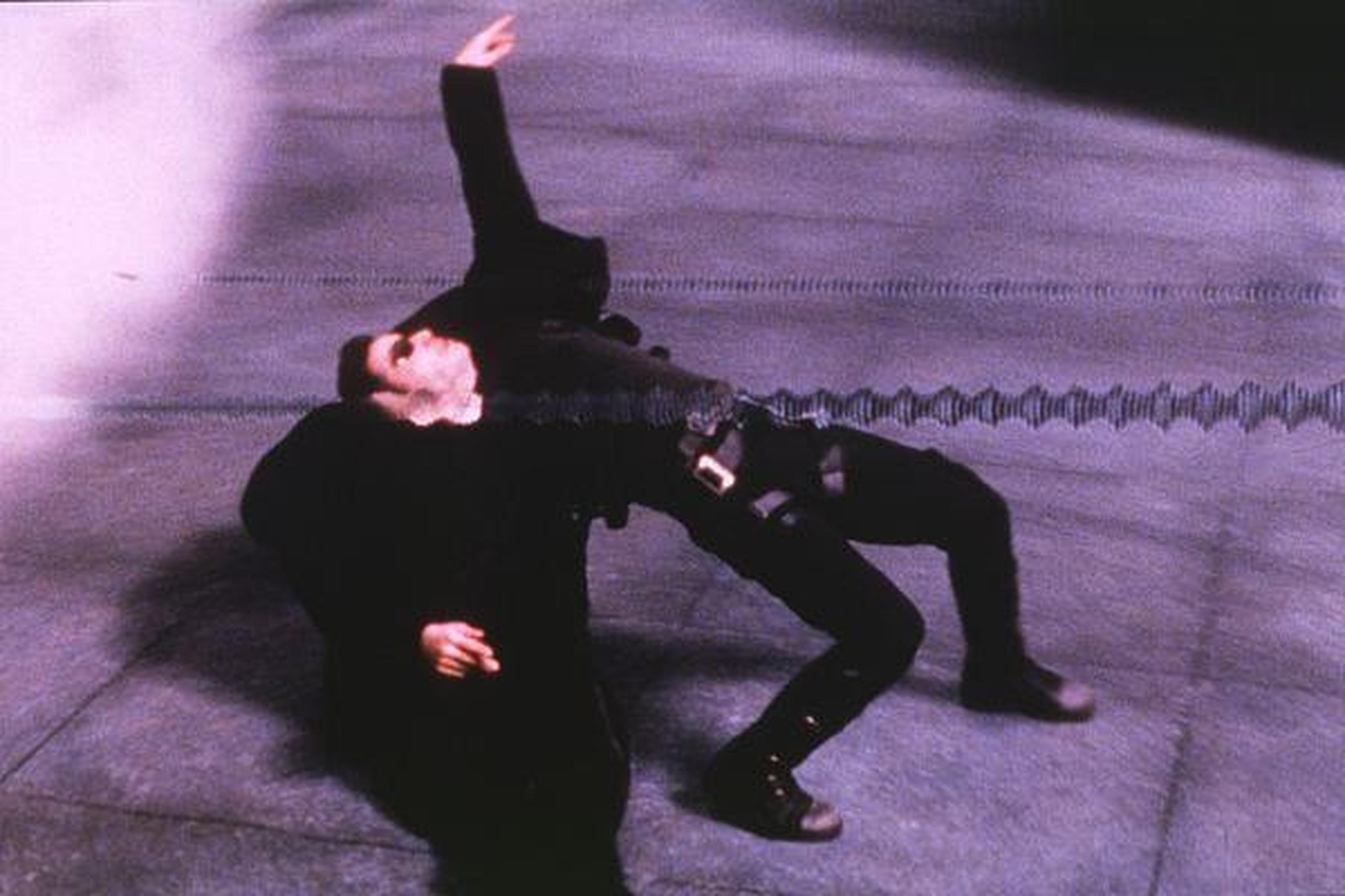 第13名:《黑客帝国》1999 入选理由:这部科幻经典之作思想深邃,不仅质疑生命的意义,还质疑生命的存在本身。同时还成功地融入了功夫、开创性的数字效果、对未来科技的恐惧、对工业技术的冲击和粗犷的色调……这一切都使它成为90年代的终极电影。