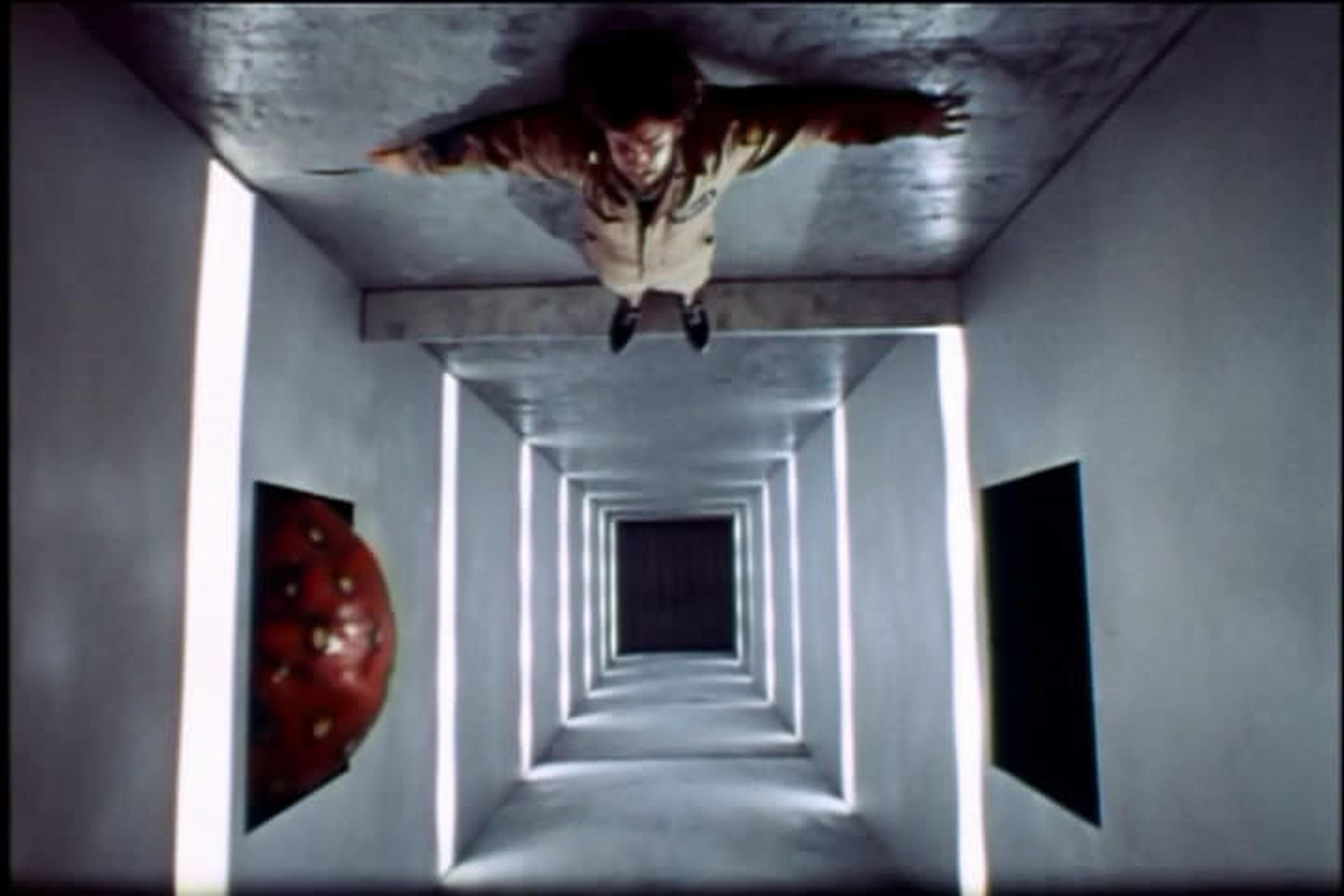 第39名:《暗淡的星》1974 入选理由:约翰·卡朋特早期的一部低成本科幻片,怪咖版的《2001太空漫游》。影片中处处充斥着卡朋特的冷幽默与恶趣味,在这一部由单白的对话和缓慢移动的画面组成的电影中,一切都显得荒诞而深沉。