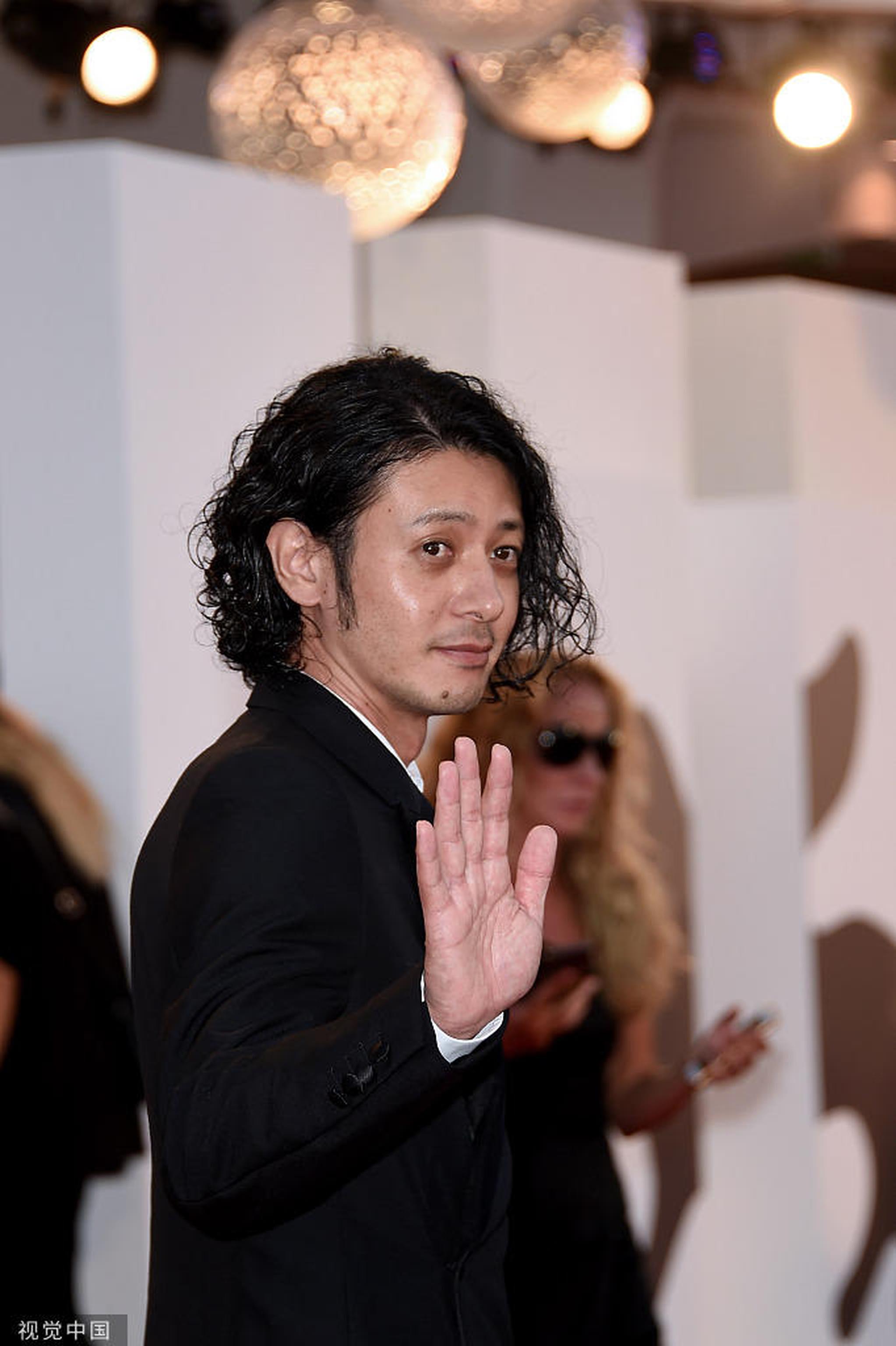 《兰心大剧院》主演小田切让挥手和摄影师告别
