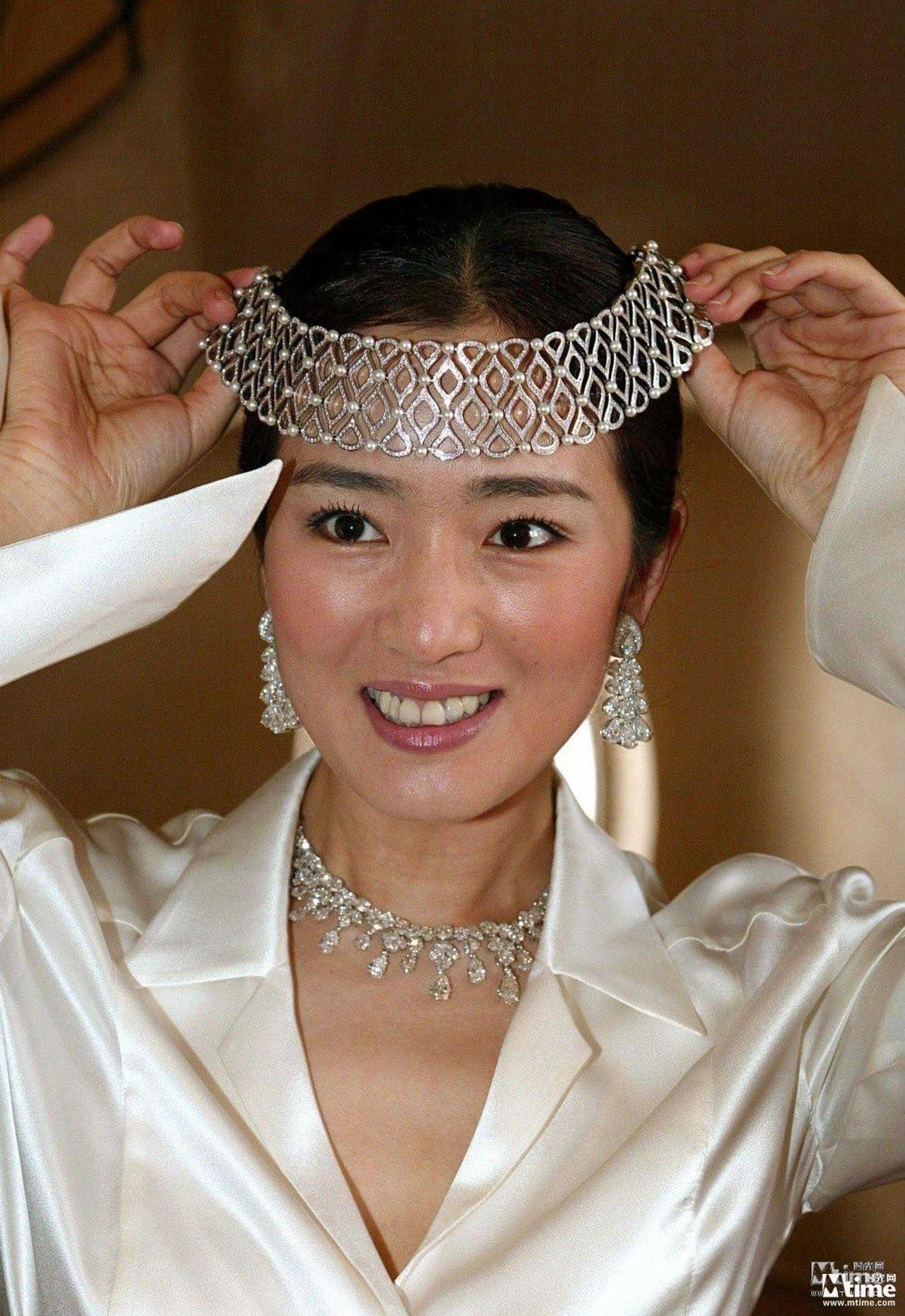 2002年戛纳电影节，珠宝再夺目也无法掩盖巩俐娇美容颜